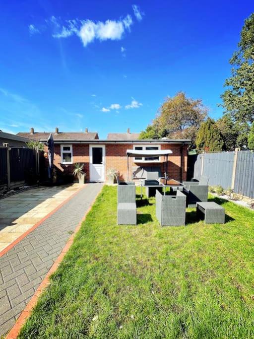 Luxurious Kitchen, 4BR Home with Free Parking near Airport for Contractor Holiday for 8 People view 4