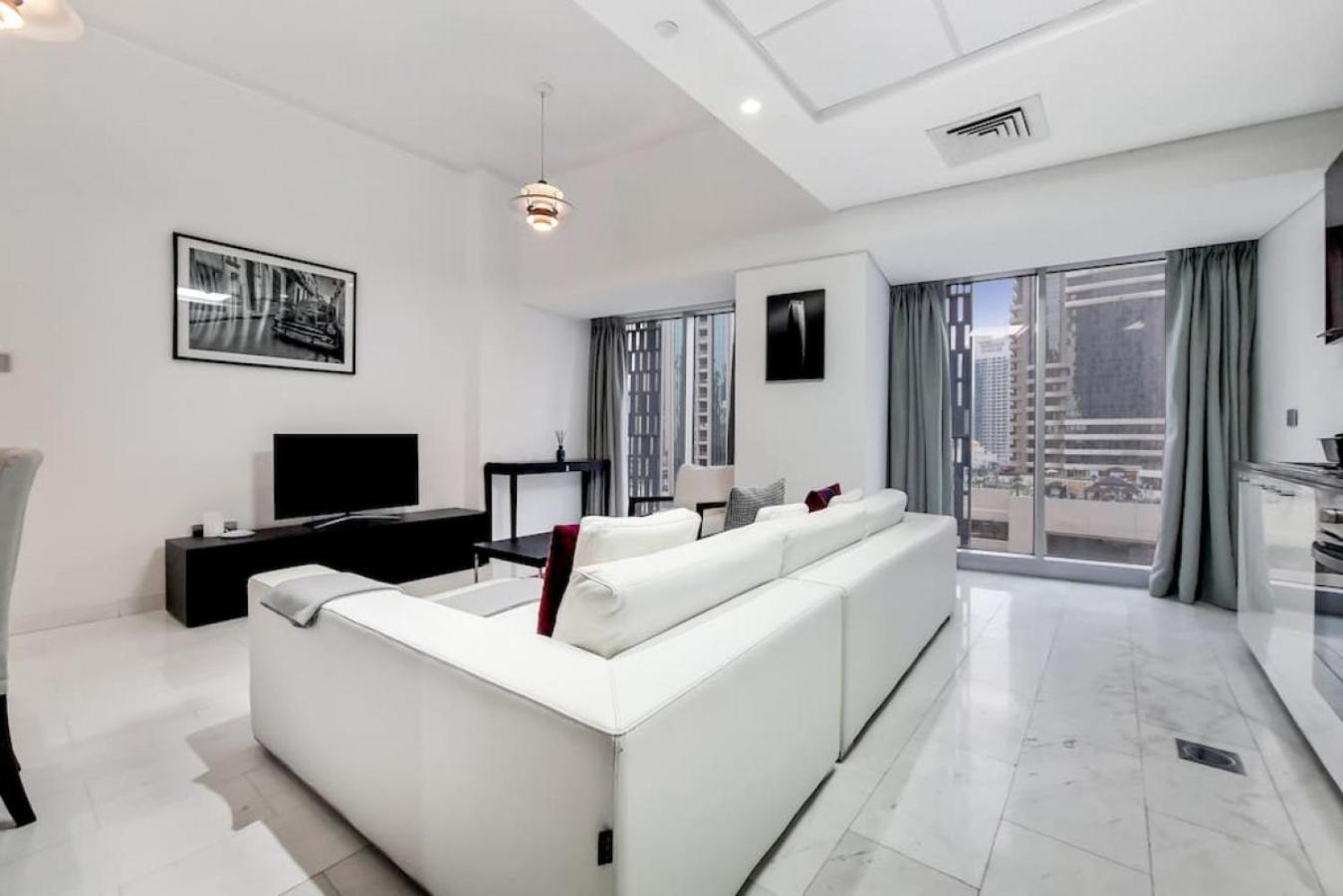 Cayan Tower, Dubai Marina - Vacationer