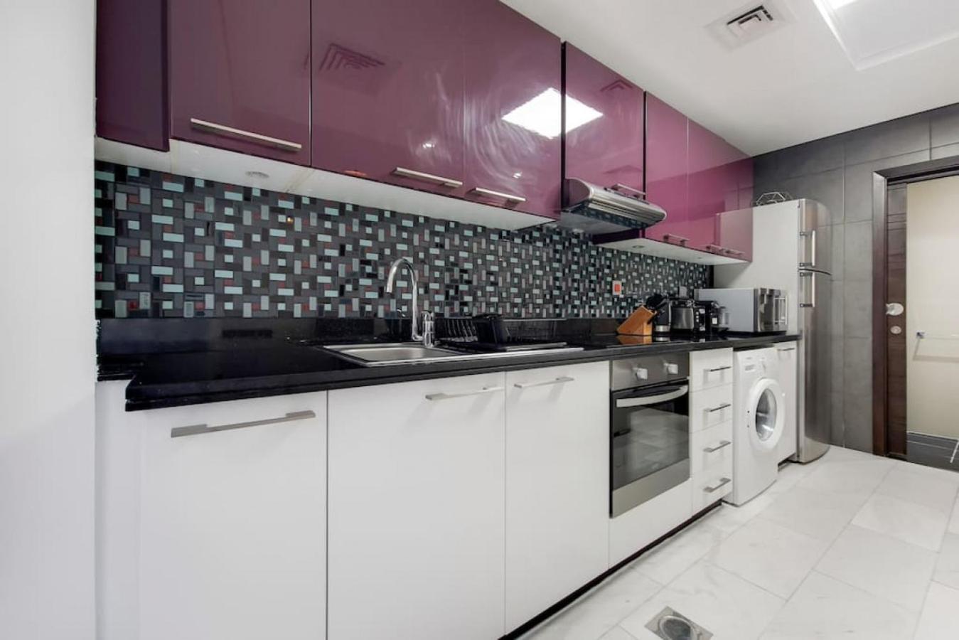 Cayan Tower, Dubai Marina - Vacationer