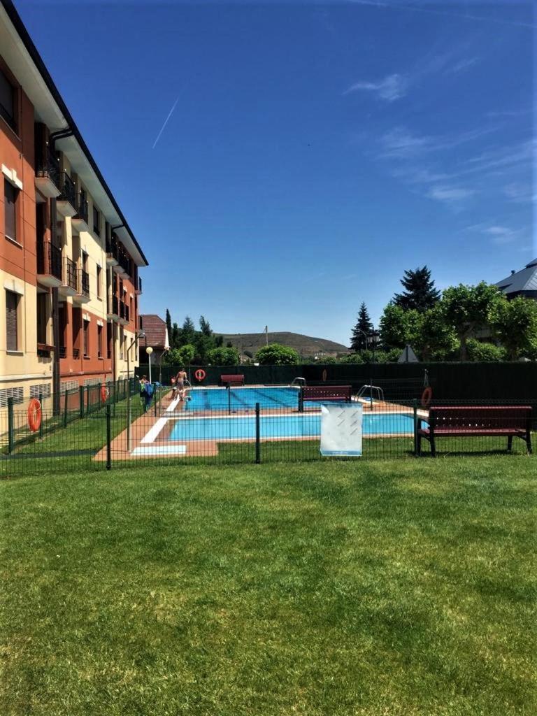 VILLA CARMEN. coqueto apartamento con piscina y garaje