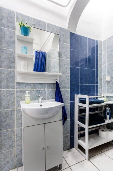 Central Private Apartment-7pax view 2