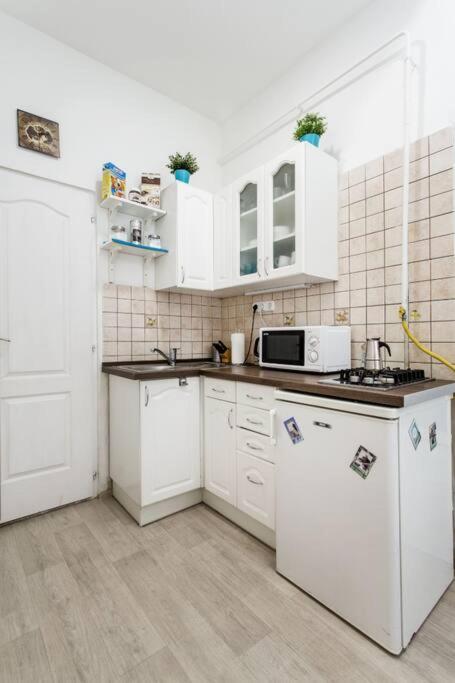 Central Private Apartment-7pax view 5