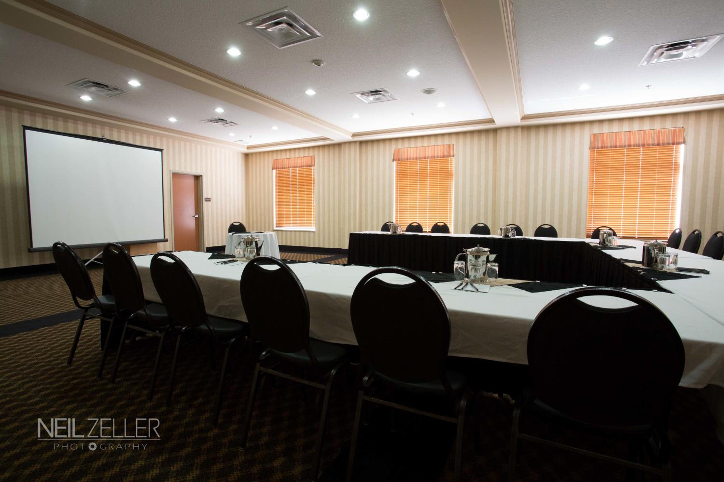 Leduc Vacations - Days Inn  Suites by Wyndham Edmonton Airport - Property Image 7