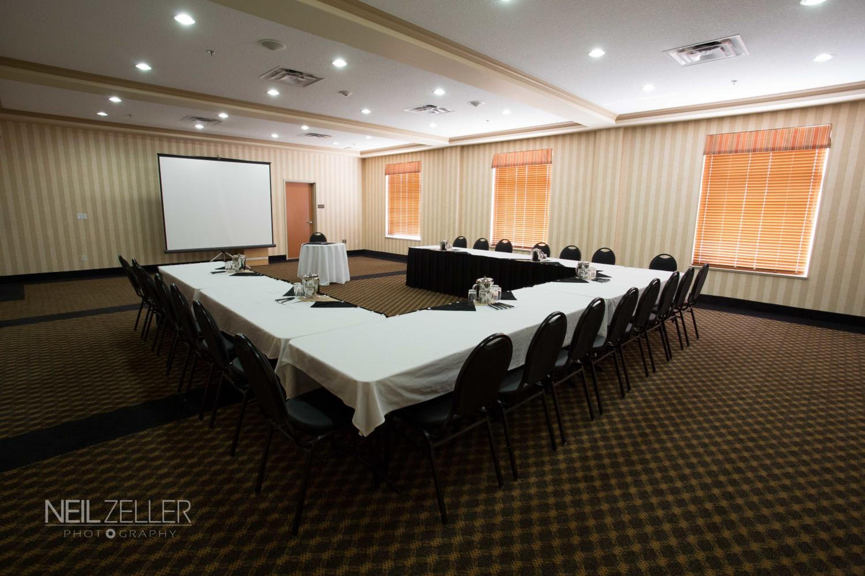 Leduc Vacations - Days Inn  Suites by Wyndham Edmonton Airport - Property Image 3