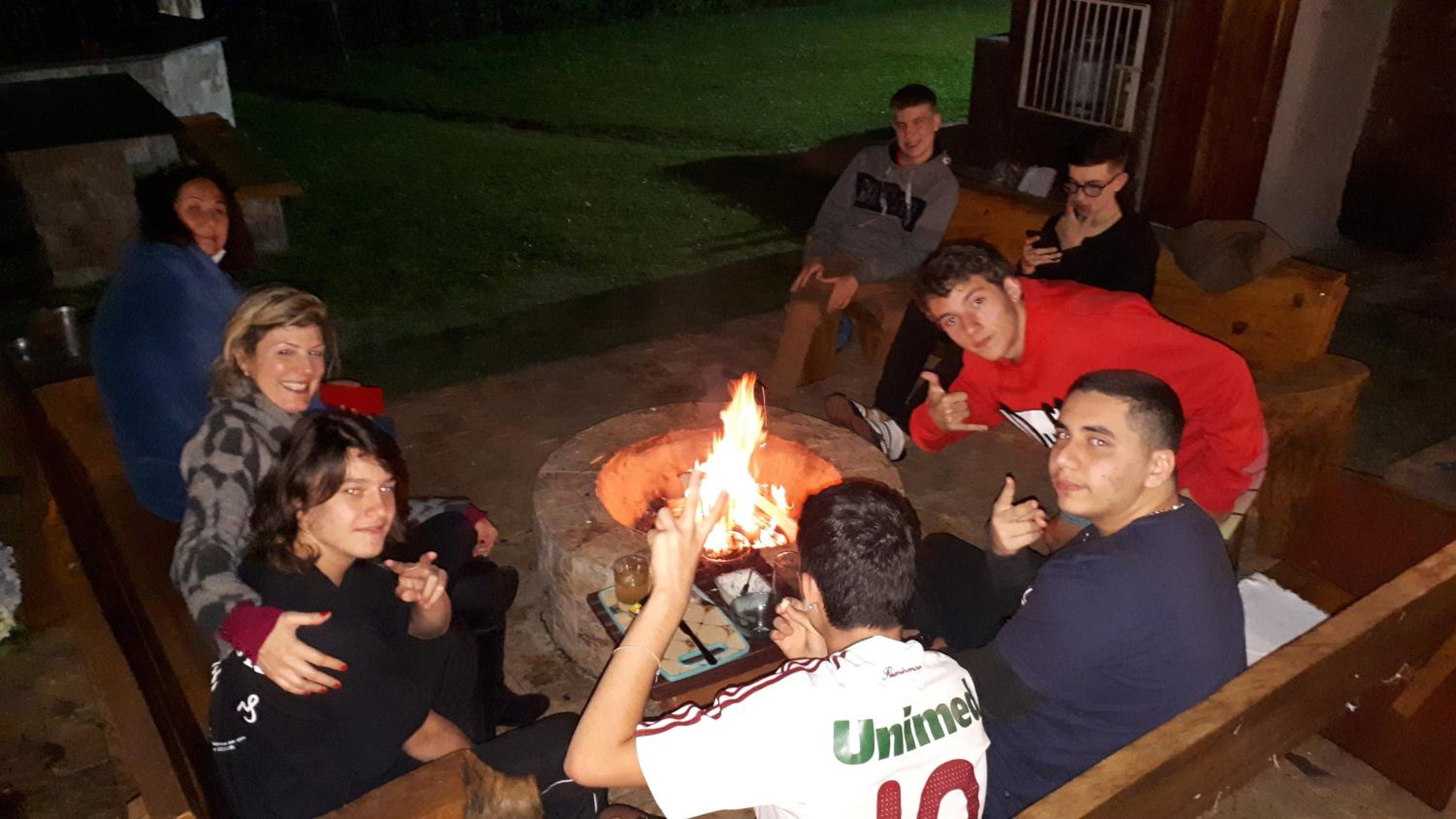CJ Chalé de Madeira - Perfeito para Reunir Famílias e Amigos ao Redor da Lareira, Fogueira e Churrasqueira