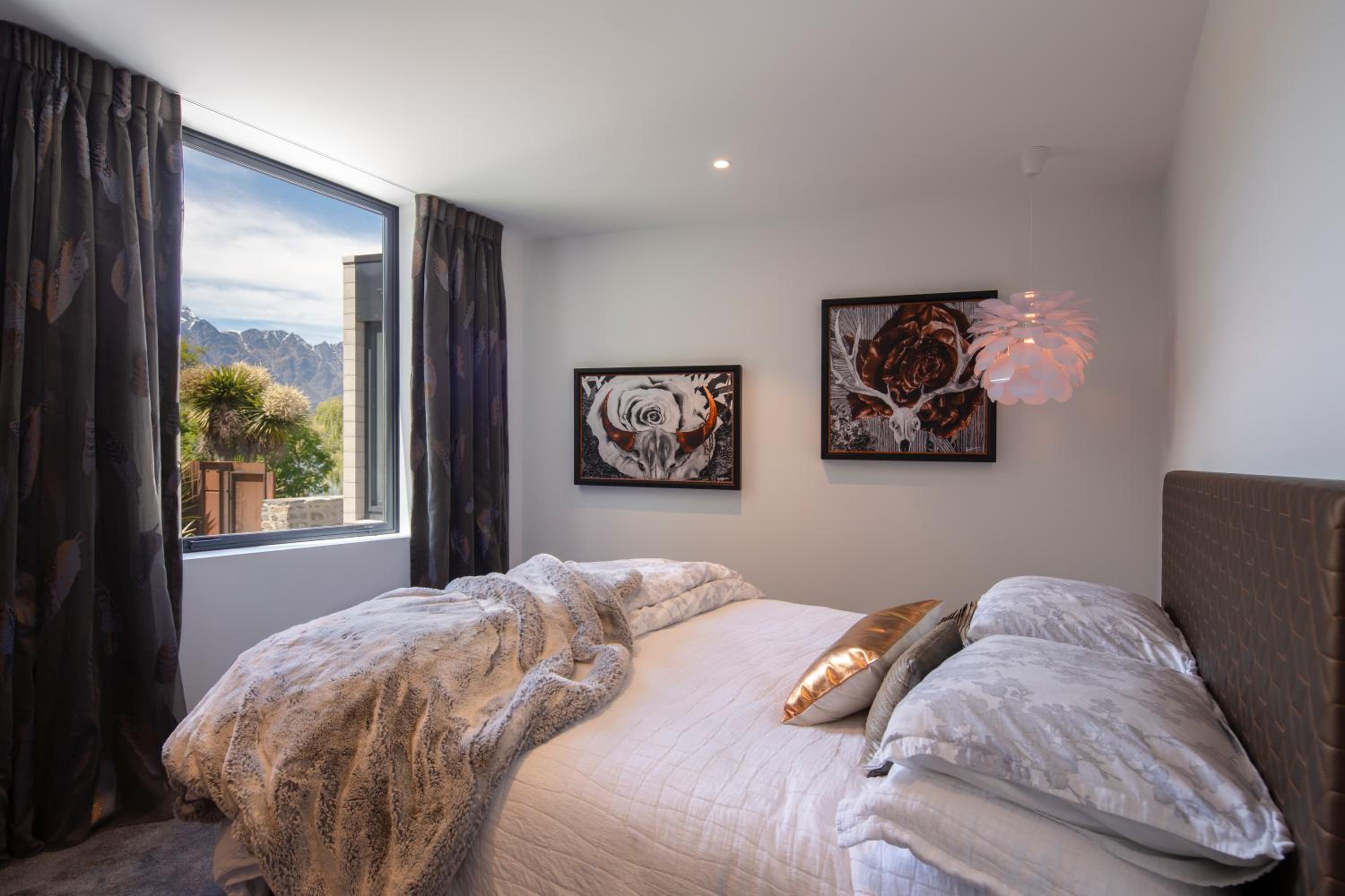 Ivy Box Art Gallery Apartment view 5