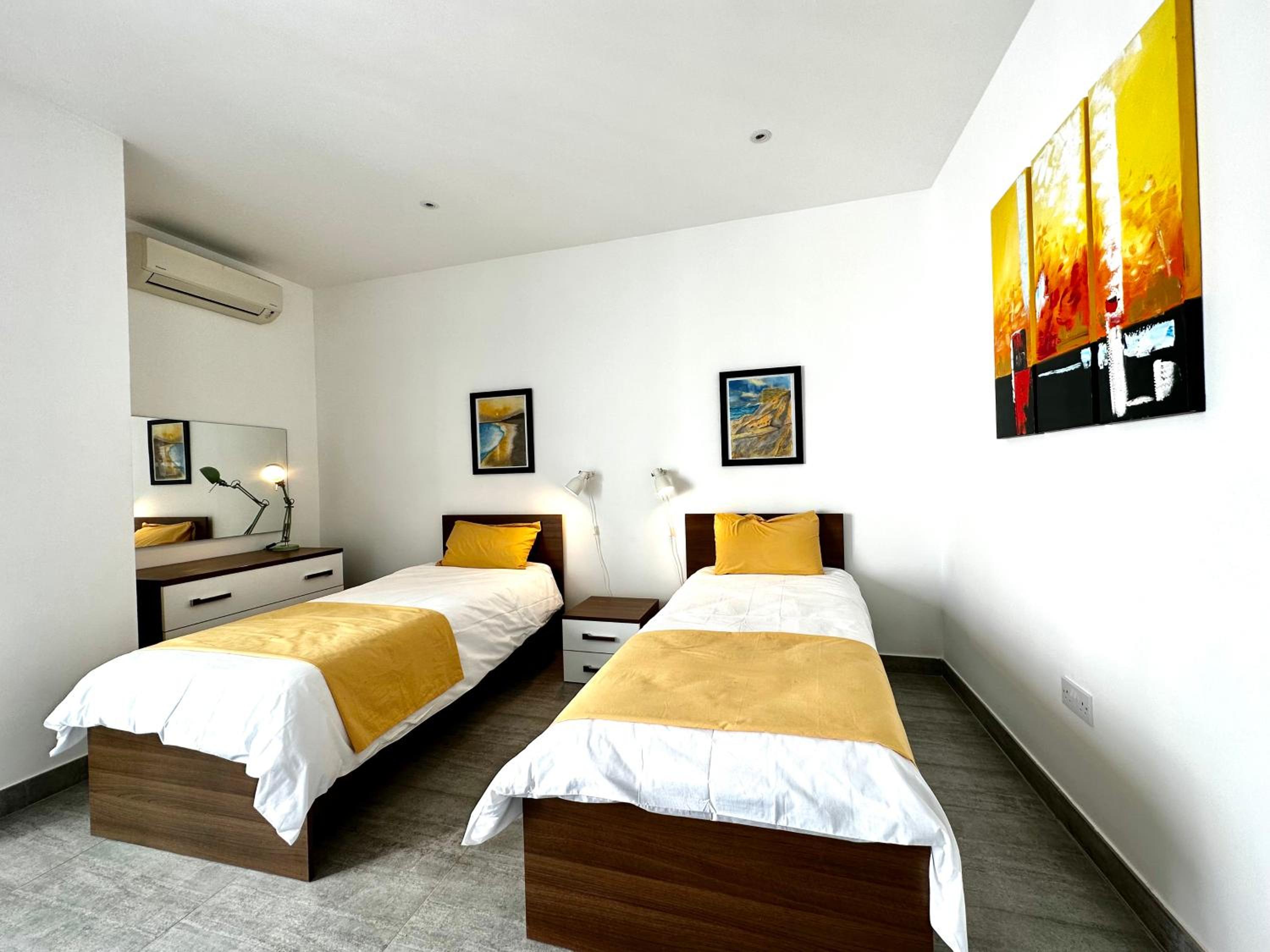 Top floor apt with common pool close to all amenities photo 2