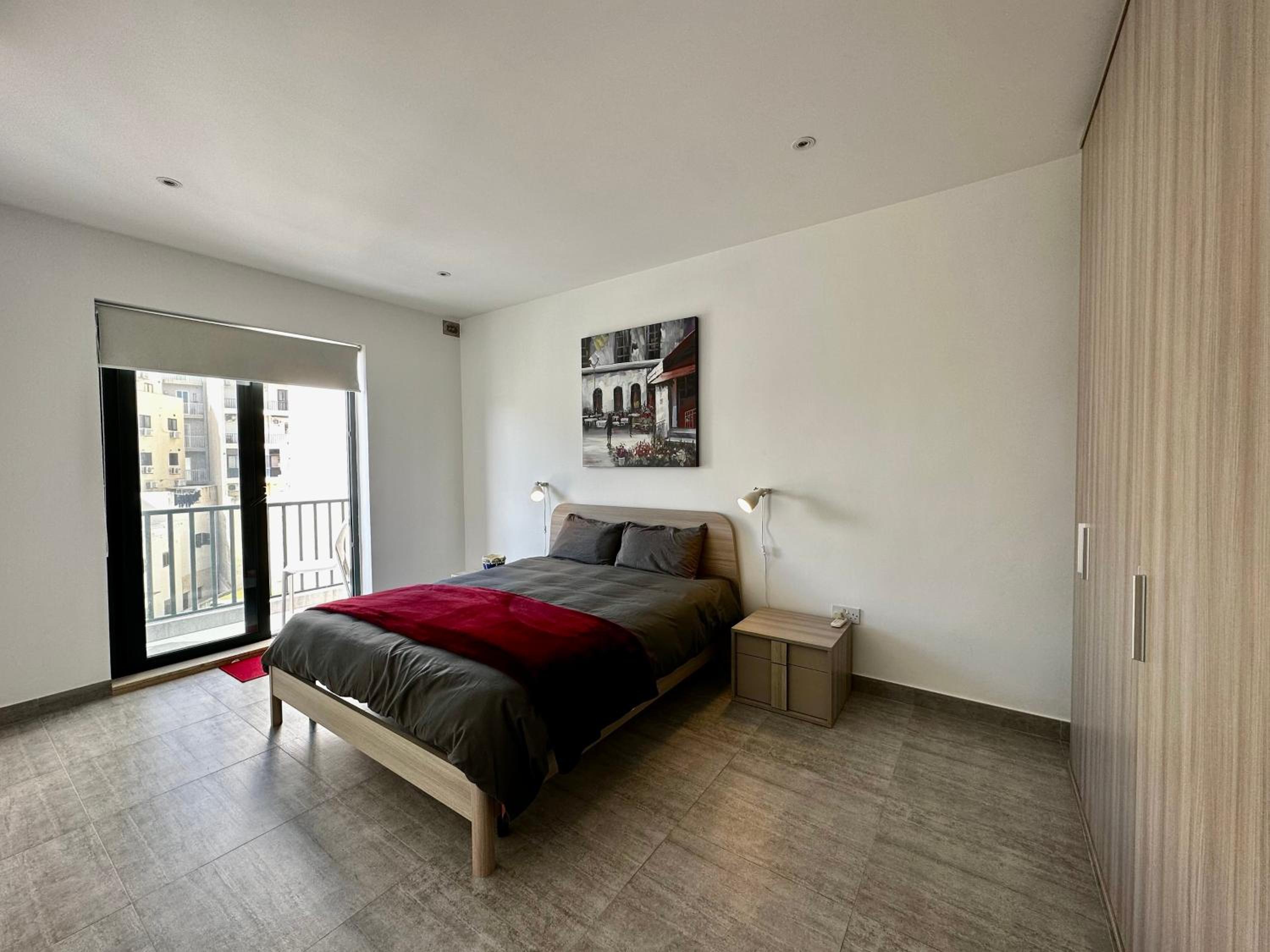 Top floor apt with common pool close to all amenities photo 3