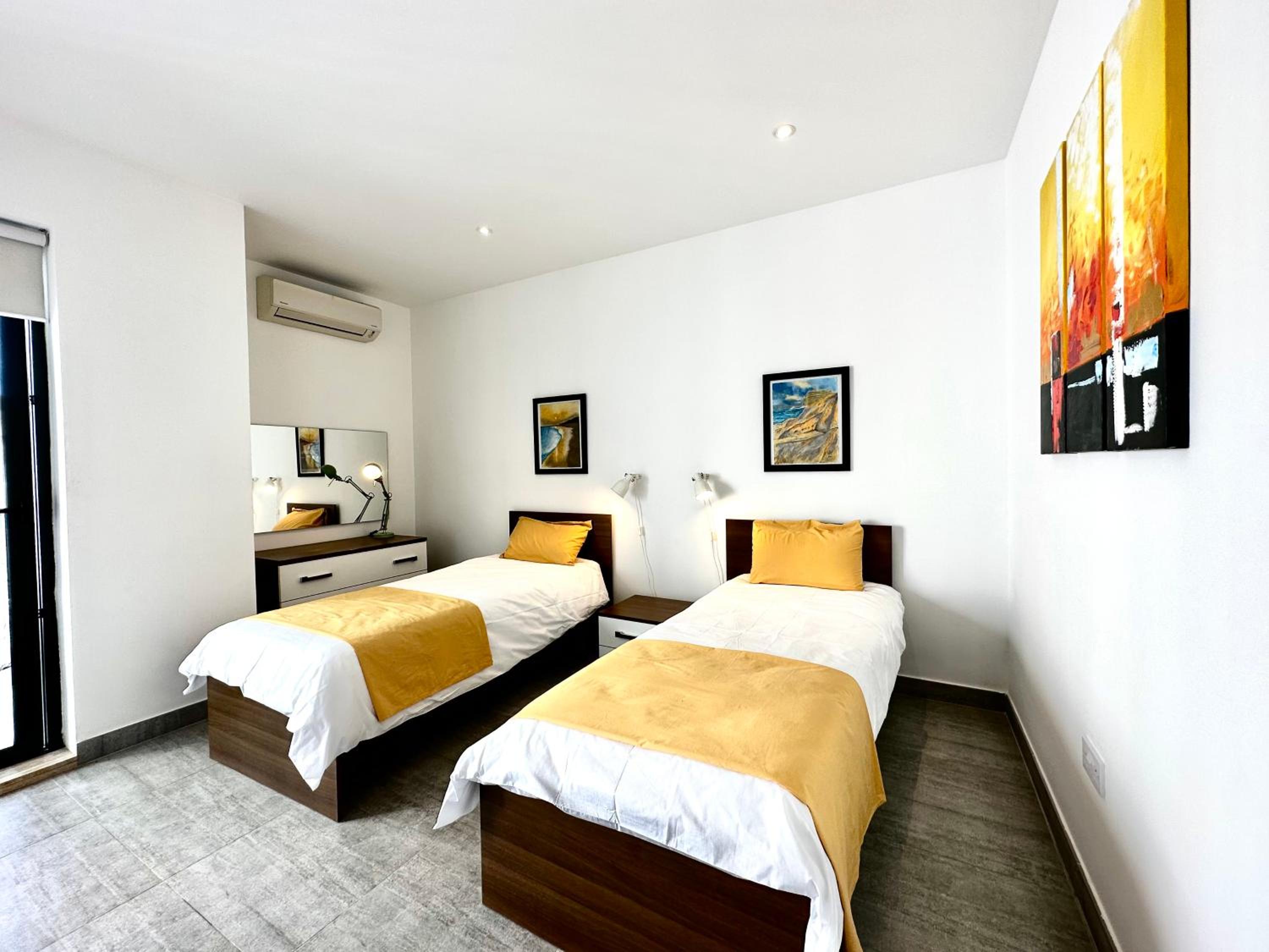 Top floor apt with common pool close to all amenities photo 4