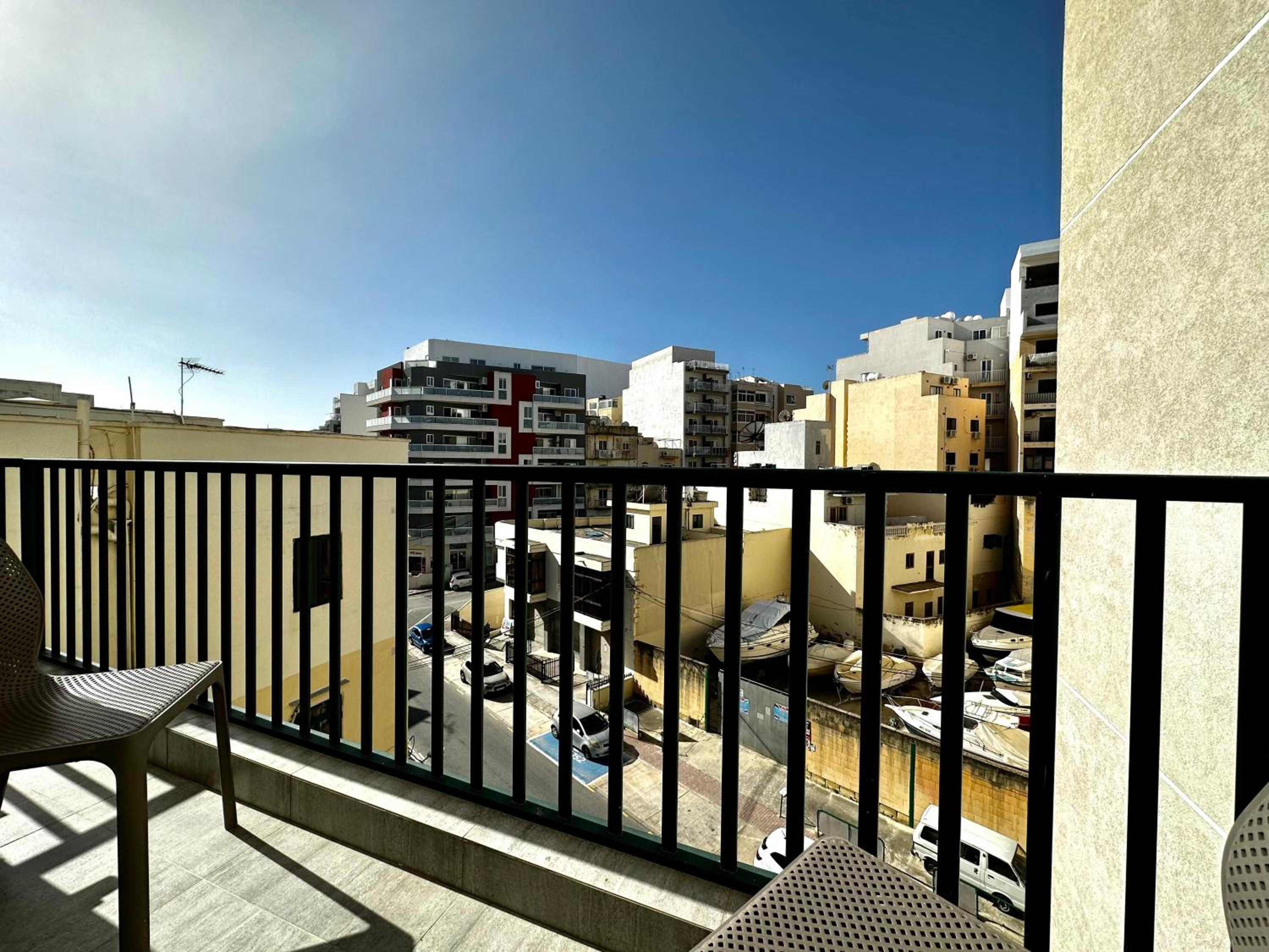 Top floor apt with common pool close to all amenities photo 5
