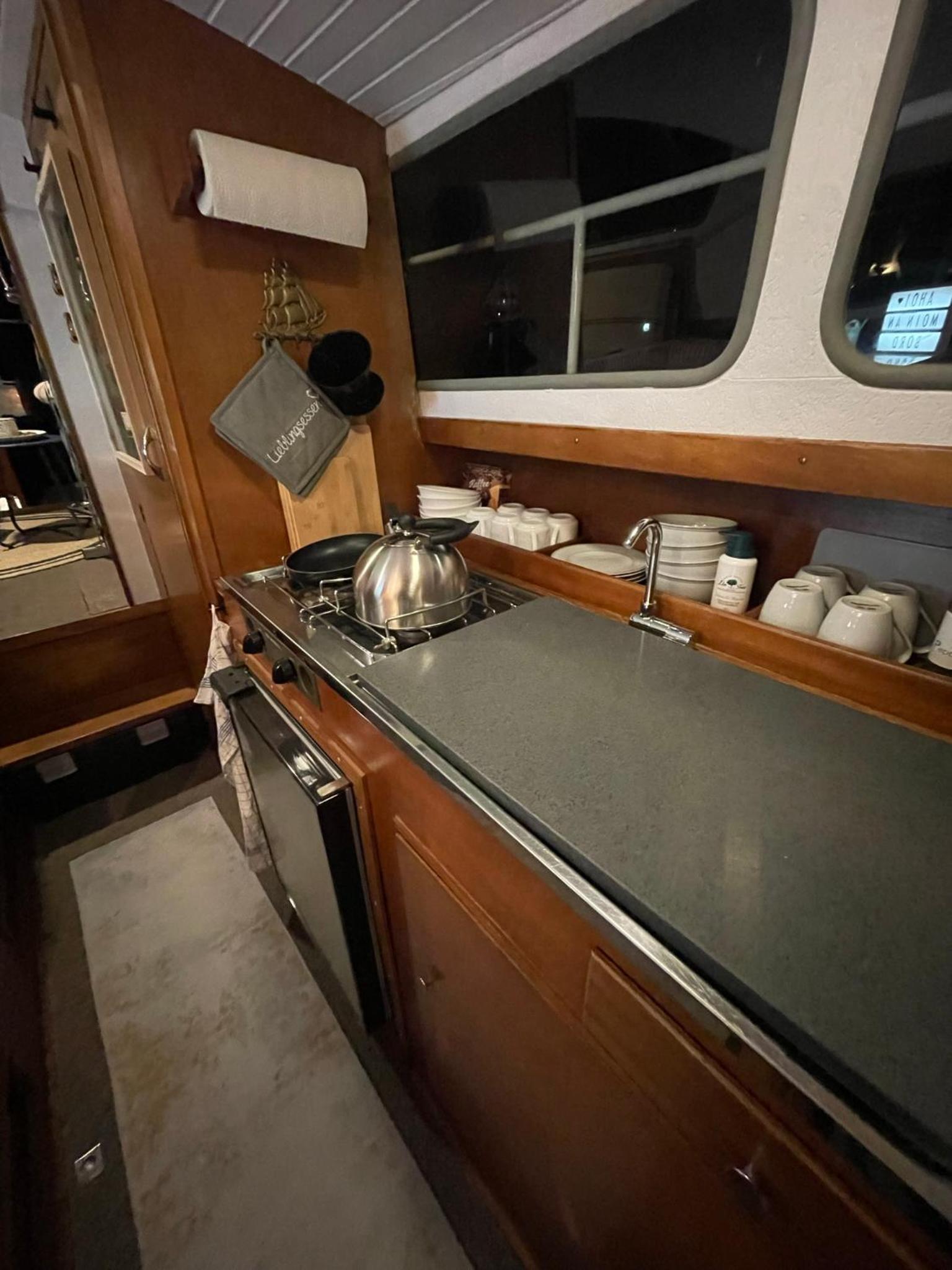 Süsses Motorboot - Bremen Überseestadt