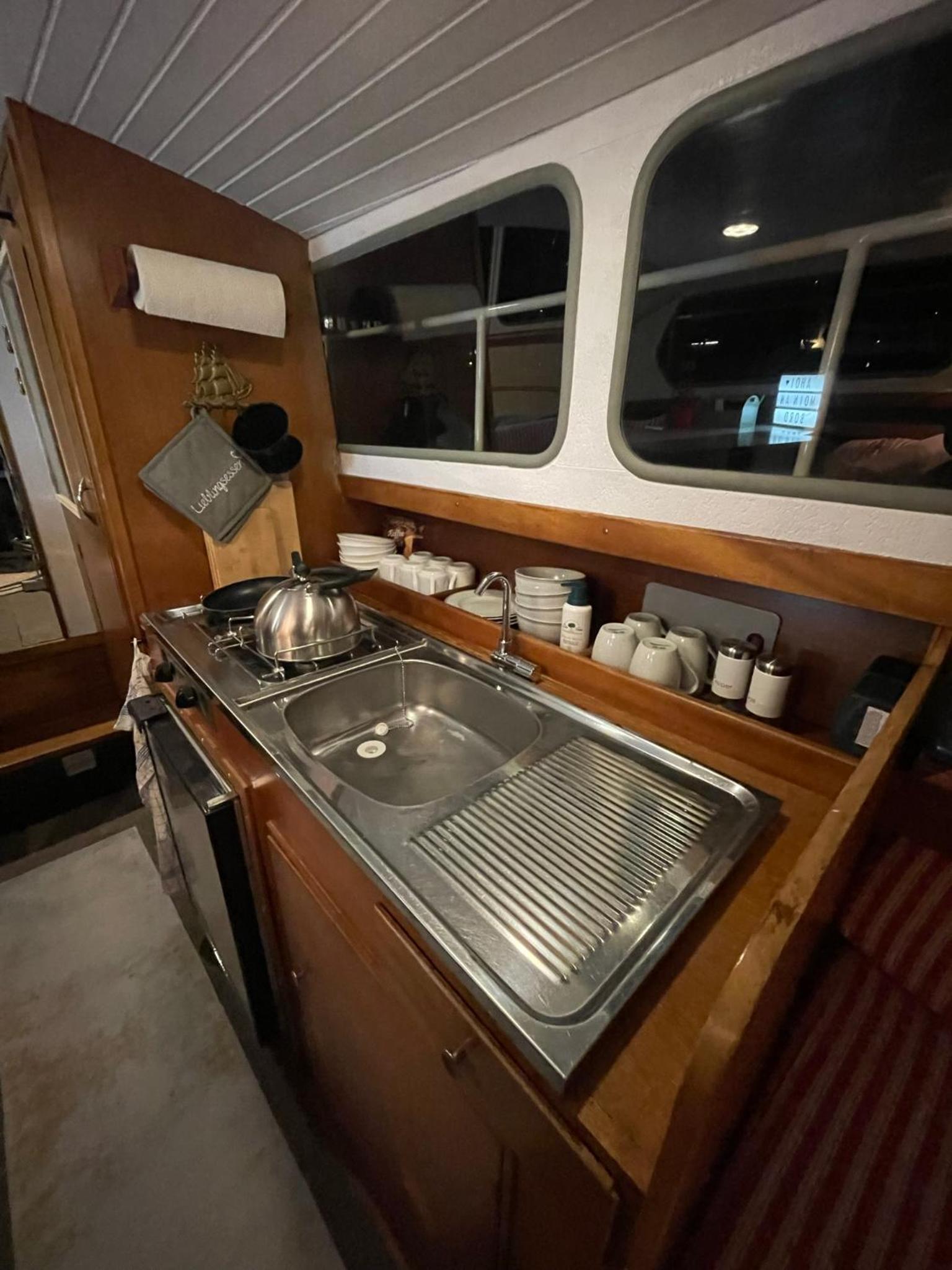 Süsses Motorboot - Bremen Überseestadt