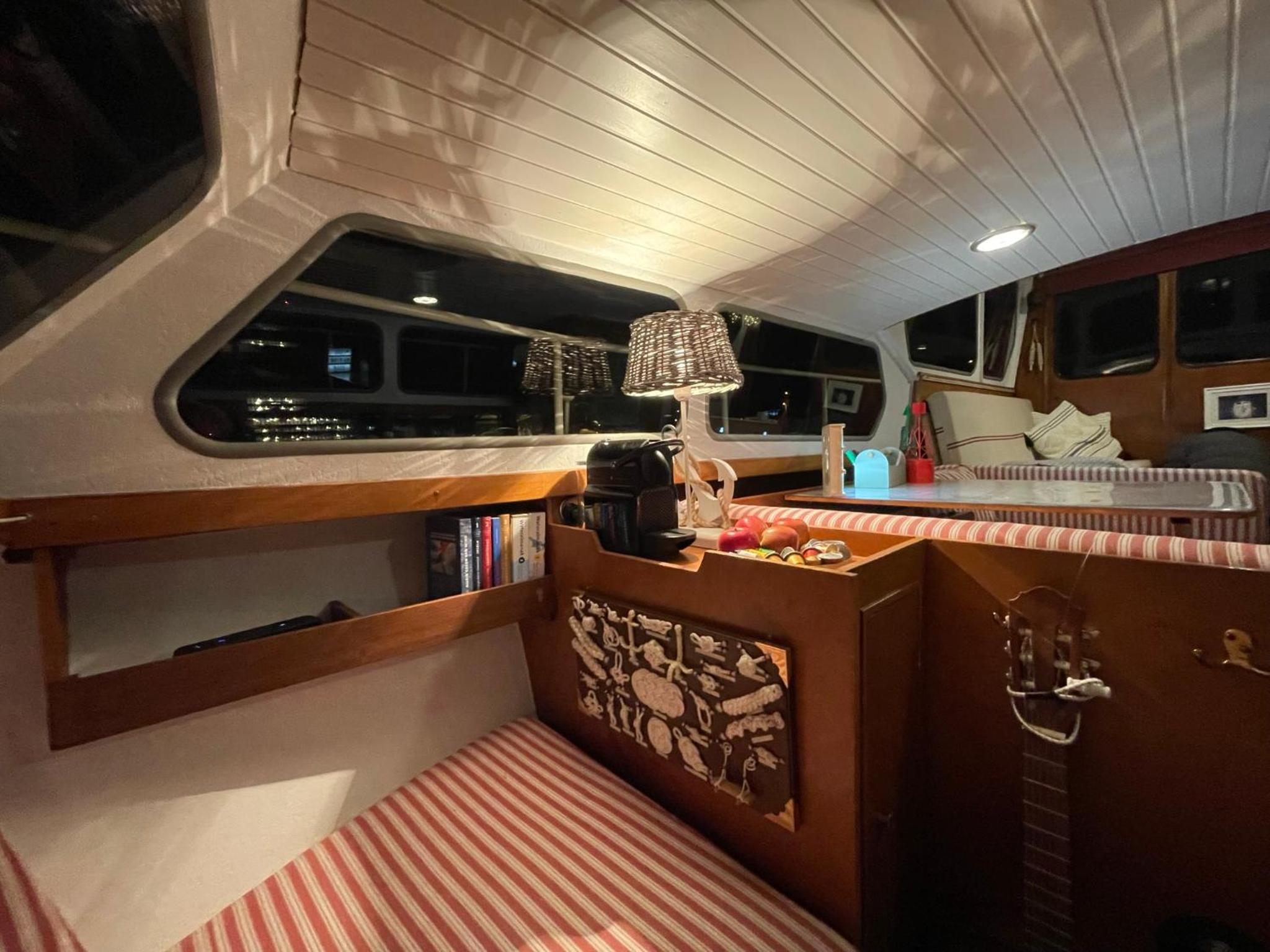 Süsses Motorboot - Bremen Überseestadt