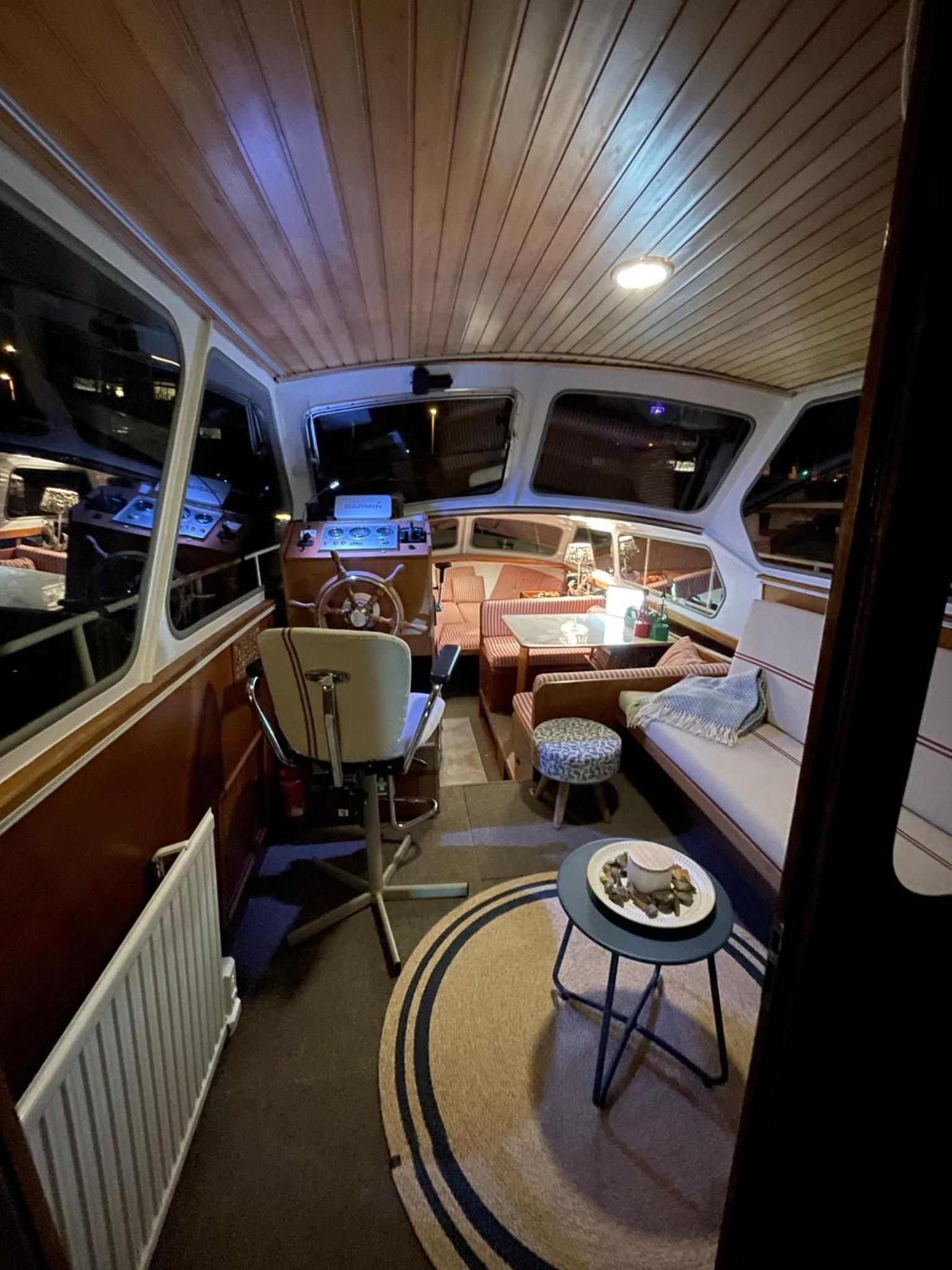 Süsses Motorboot - Bremen Überseestadt