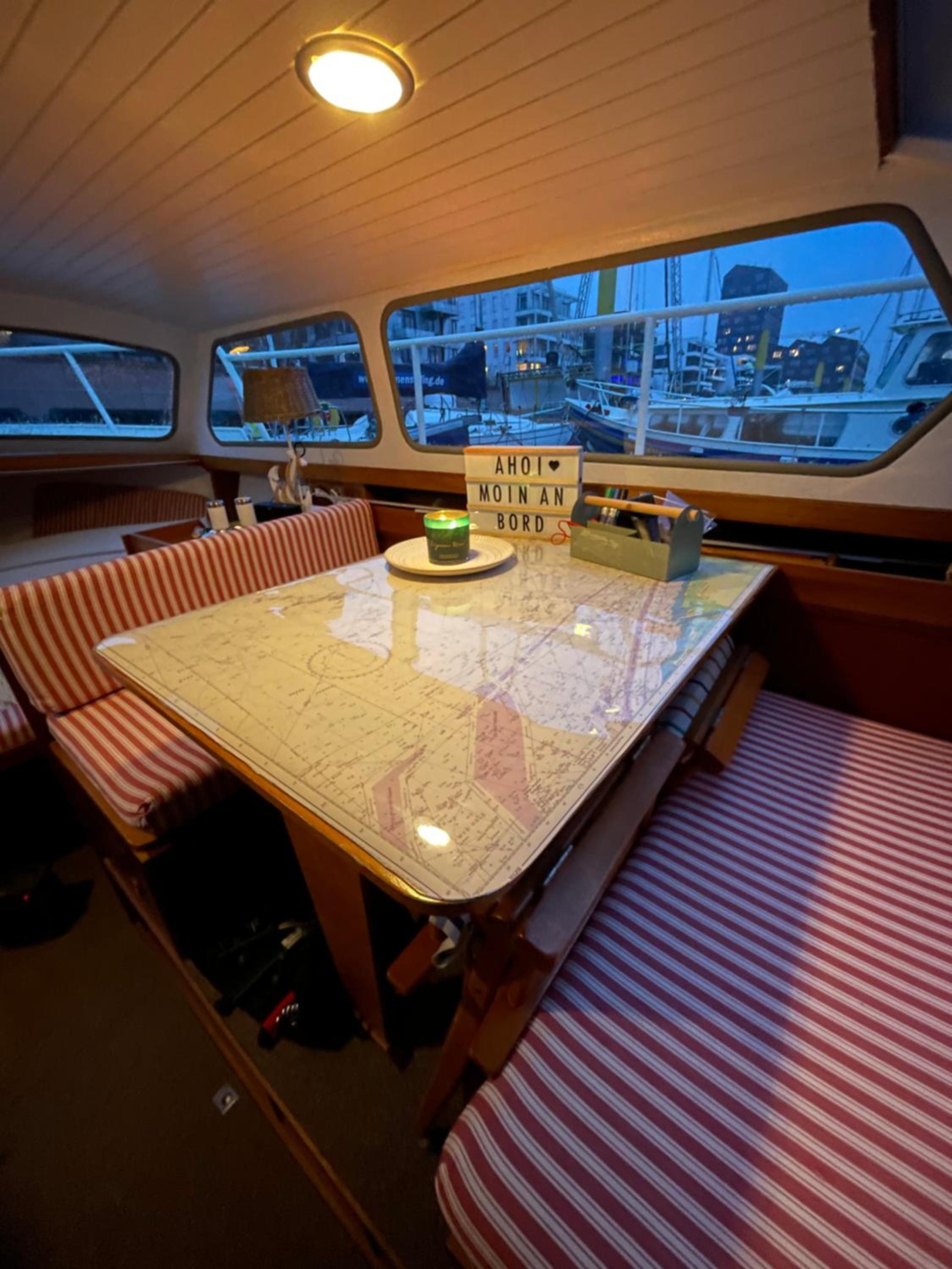 Süsses Motorboot - Bremen Überseestadt