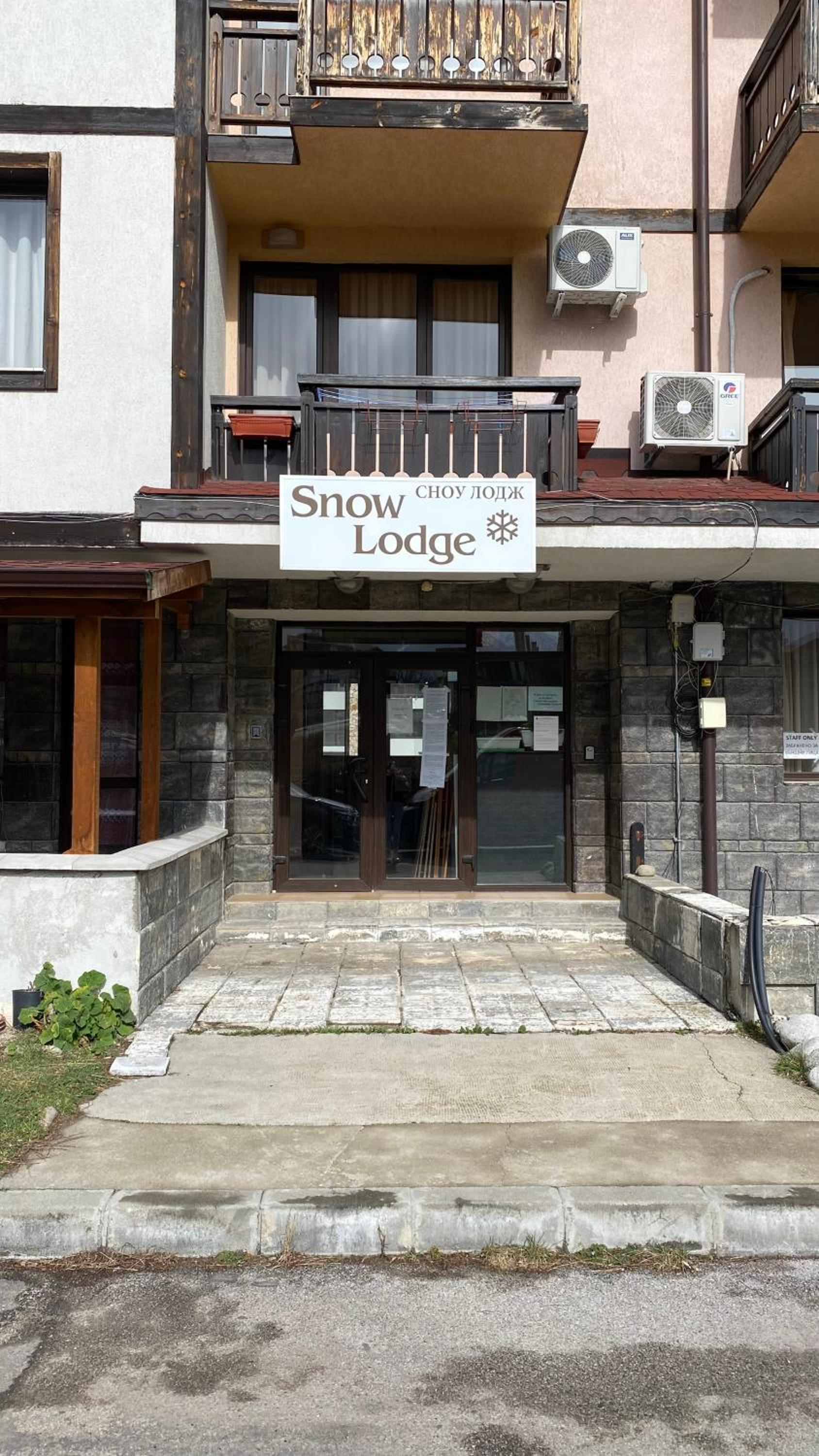 Snow Lodge Mountain view