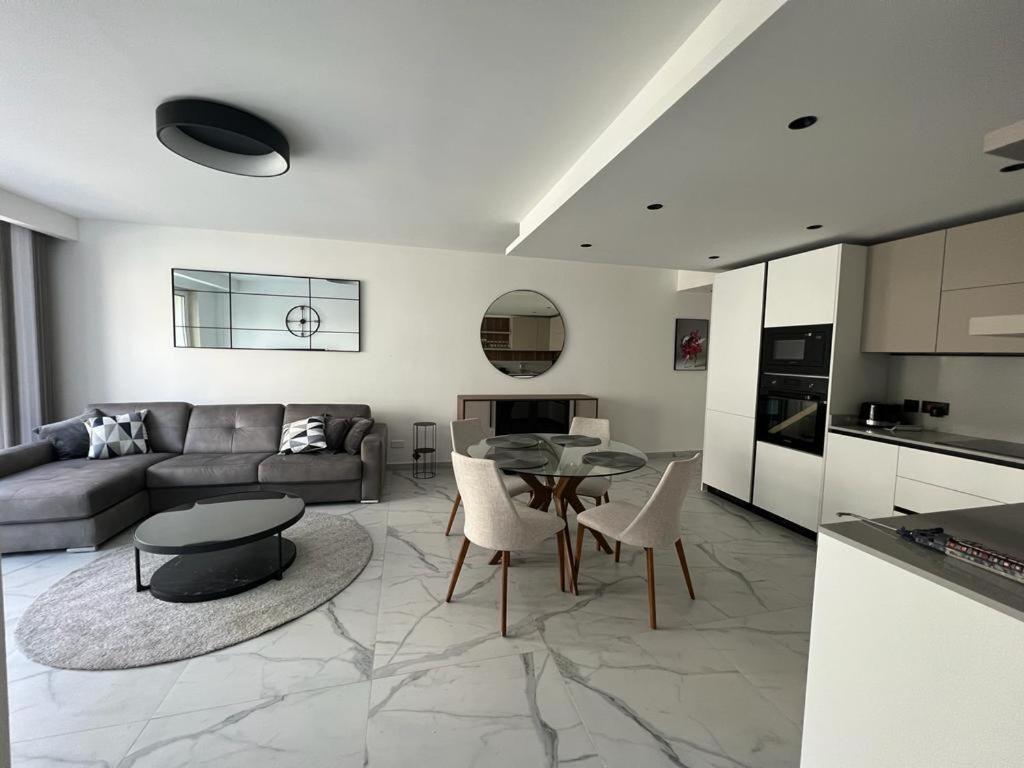 Skylark 2 Apartment with Terrace