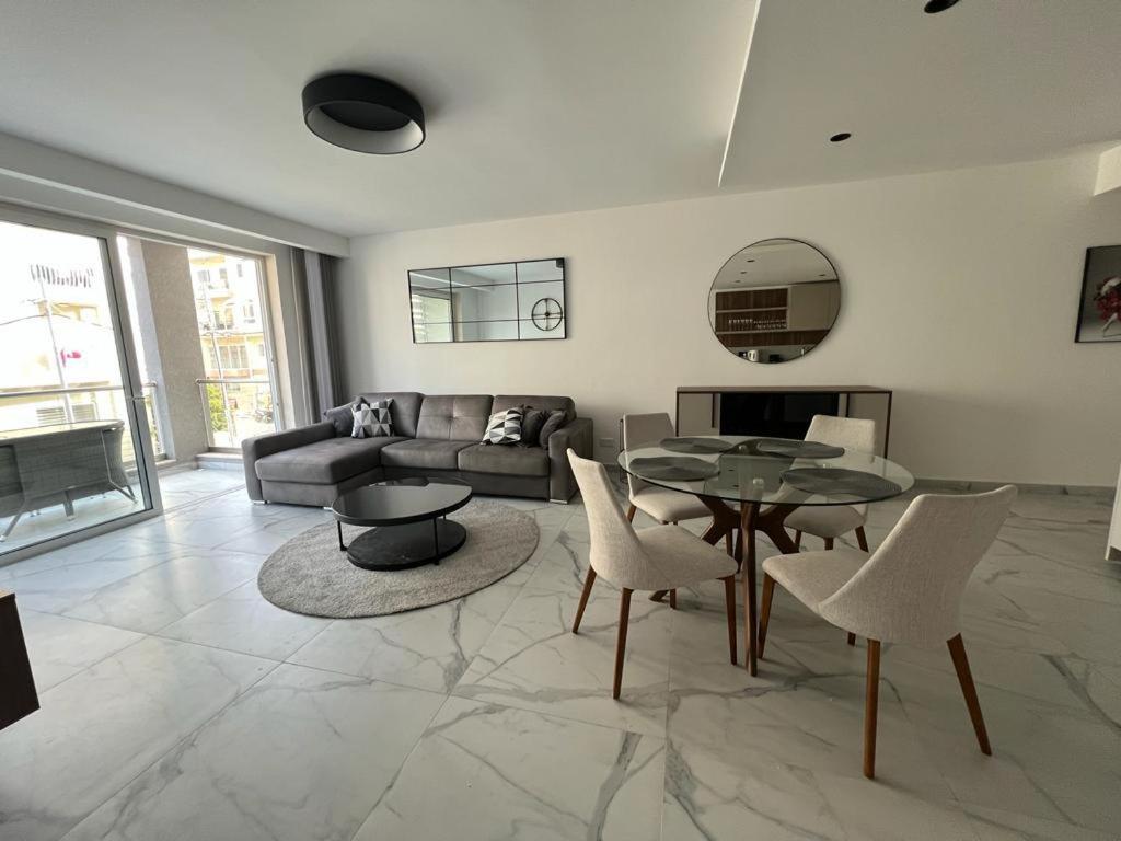 Skylark 2 Apartment with Terrace