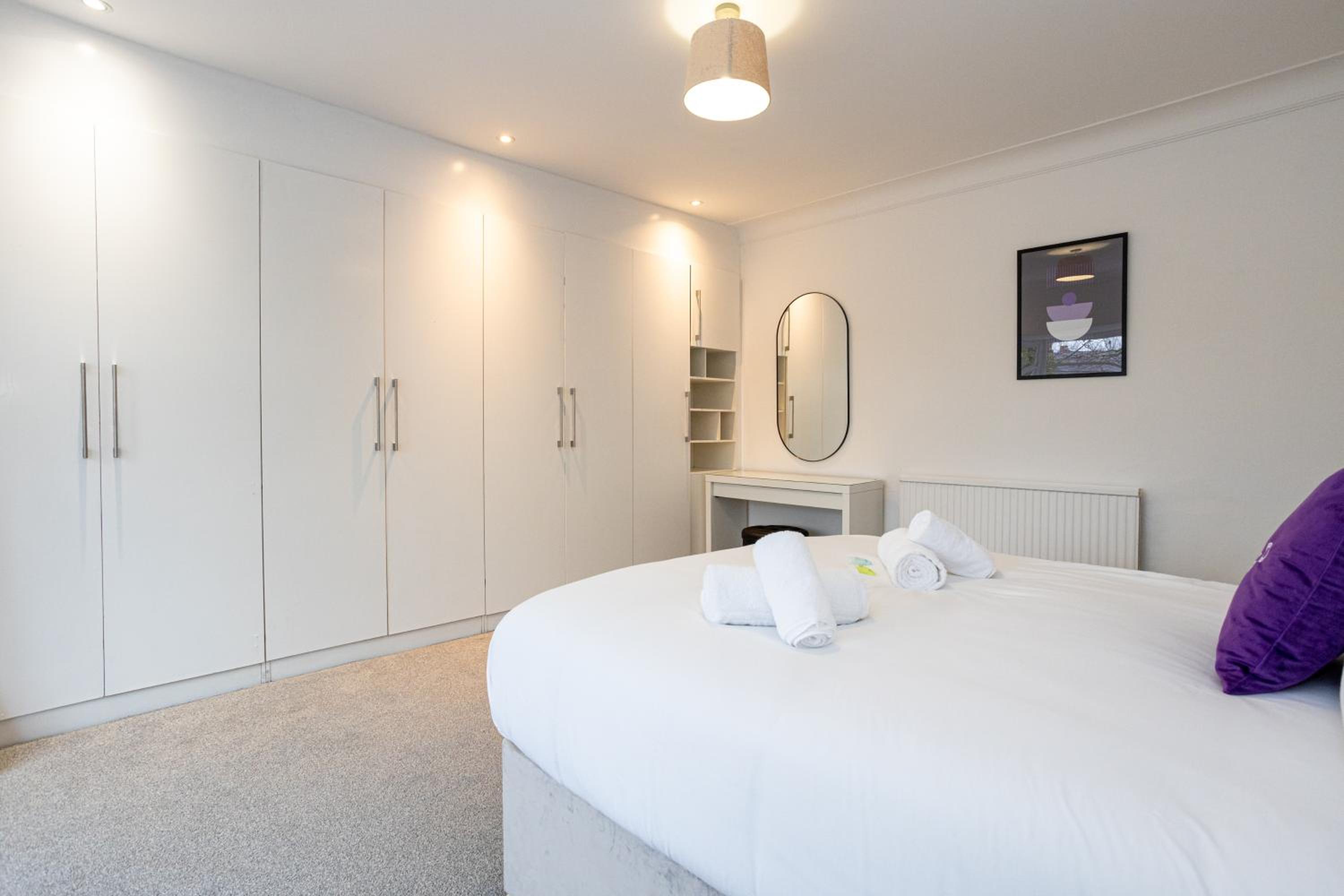 Pillo Rooms - Spacious 4 Bedroom Detached House close to Heaton Park view 4
