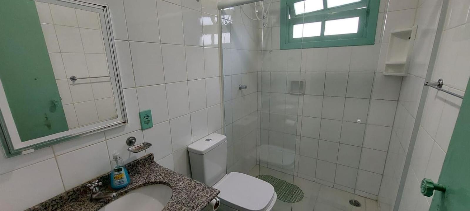Sobrado com piscina em condomíno fechado a 150 M da praia