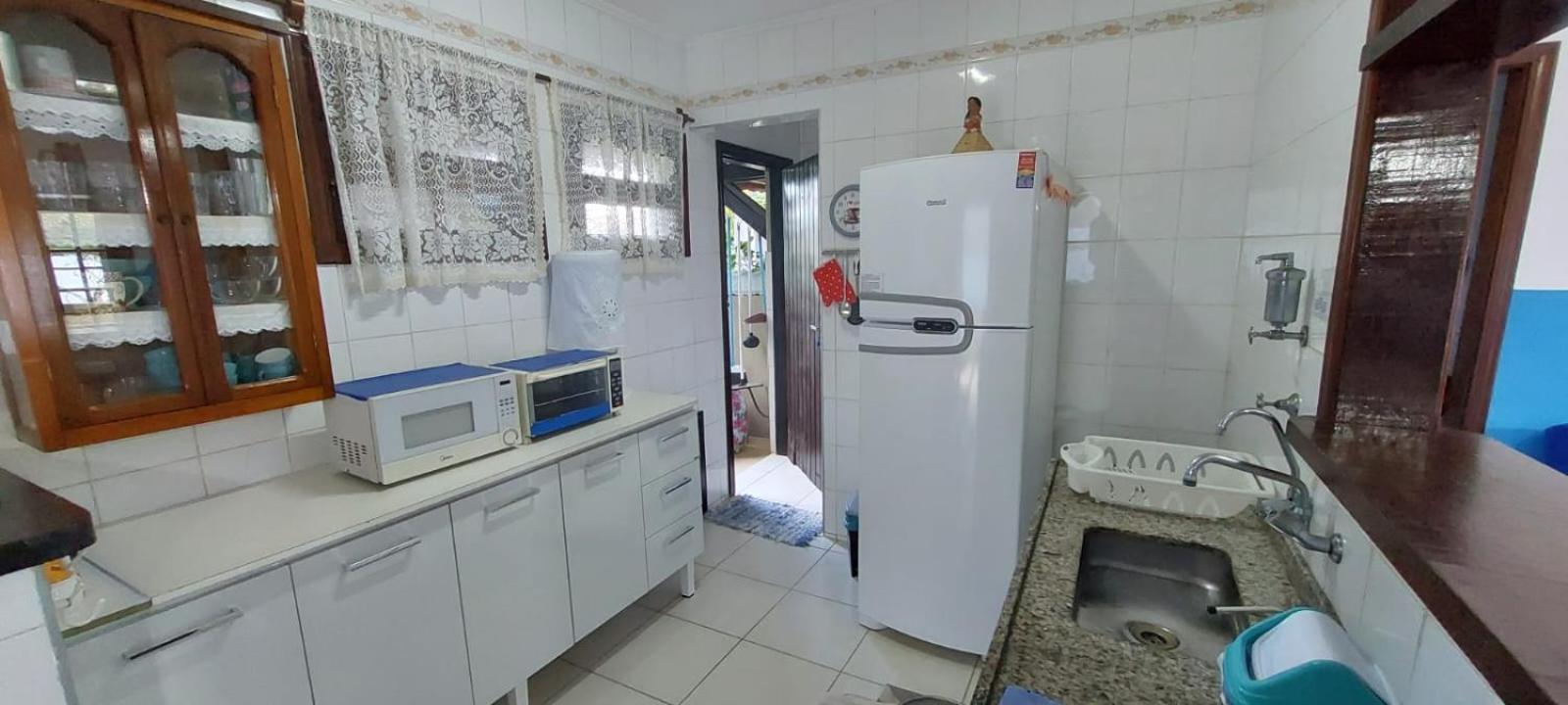 Sobrado com piscina em condomíno fechado a 150 M da praia