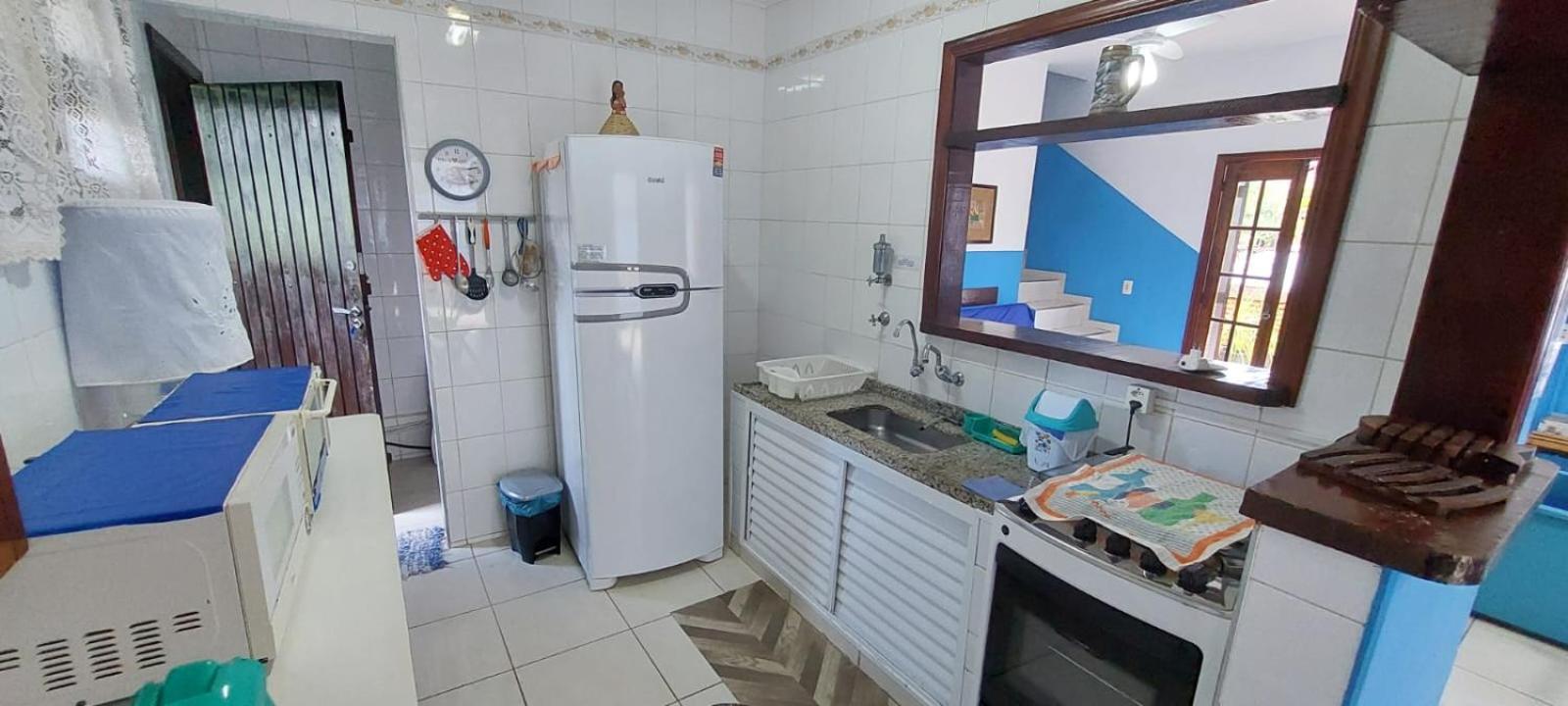 Sobrado com piscina em condomíno fechado a 150 M da praia