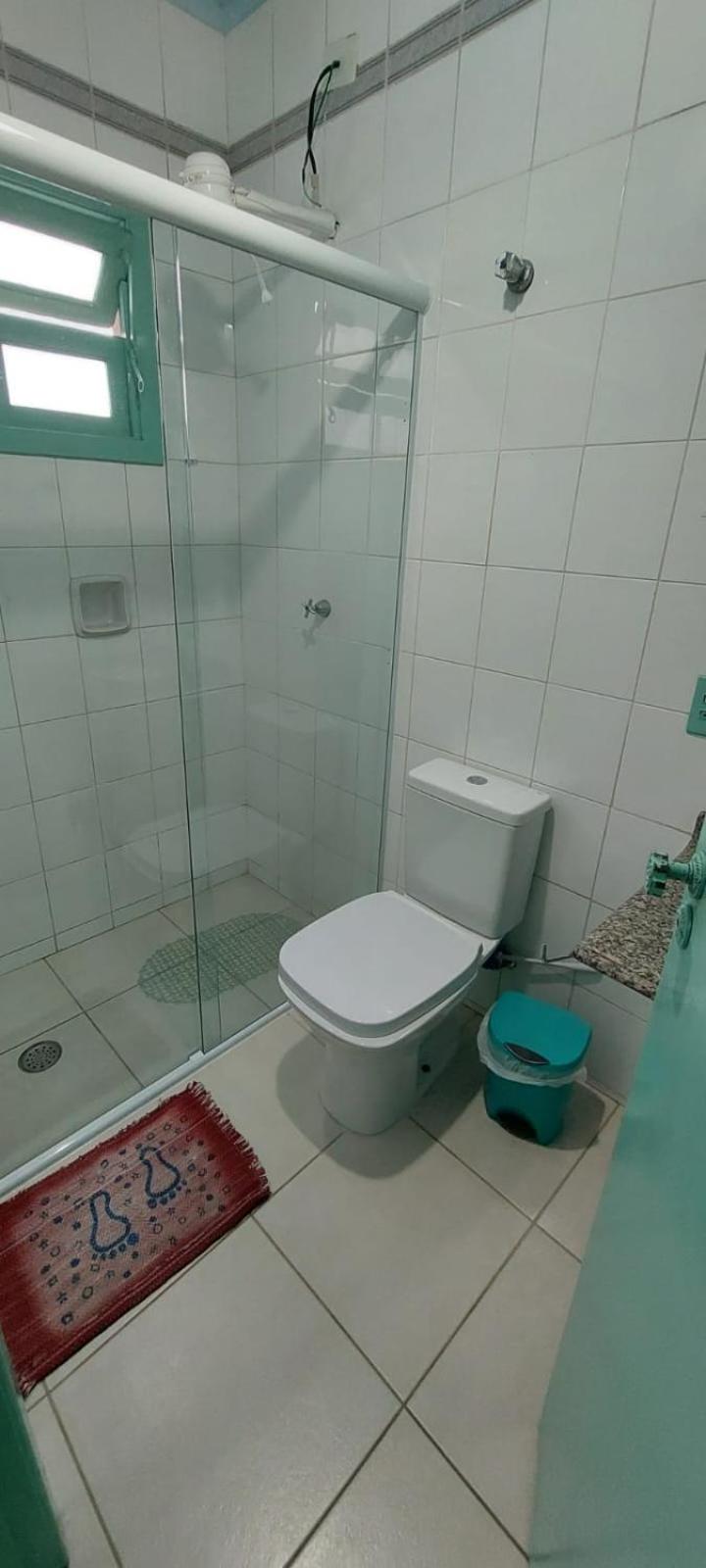 Sobrado com piscina em condomíno fechado a 150 M da praia