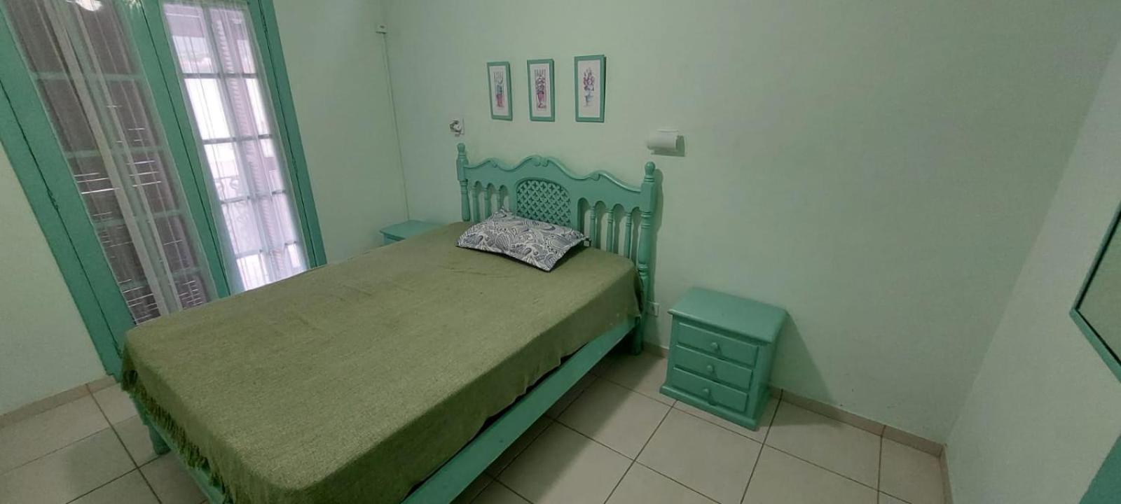 Sobrado com piscina em condomíno fechado a 150 M da praia