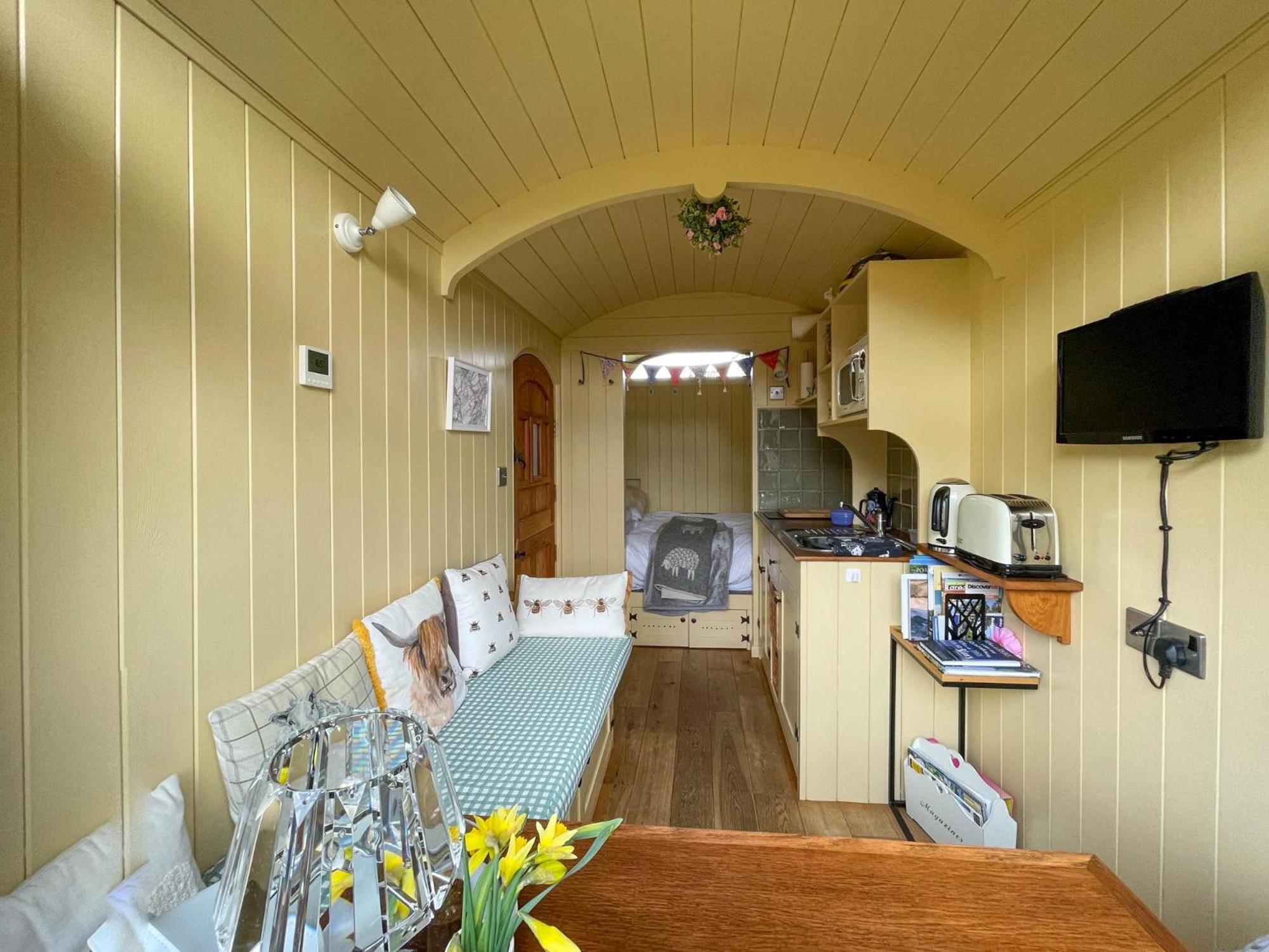 5 Star Shepherds Hut in Betws y Coed with Mountain View