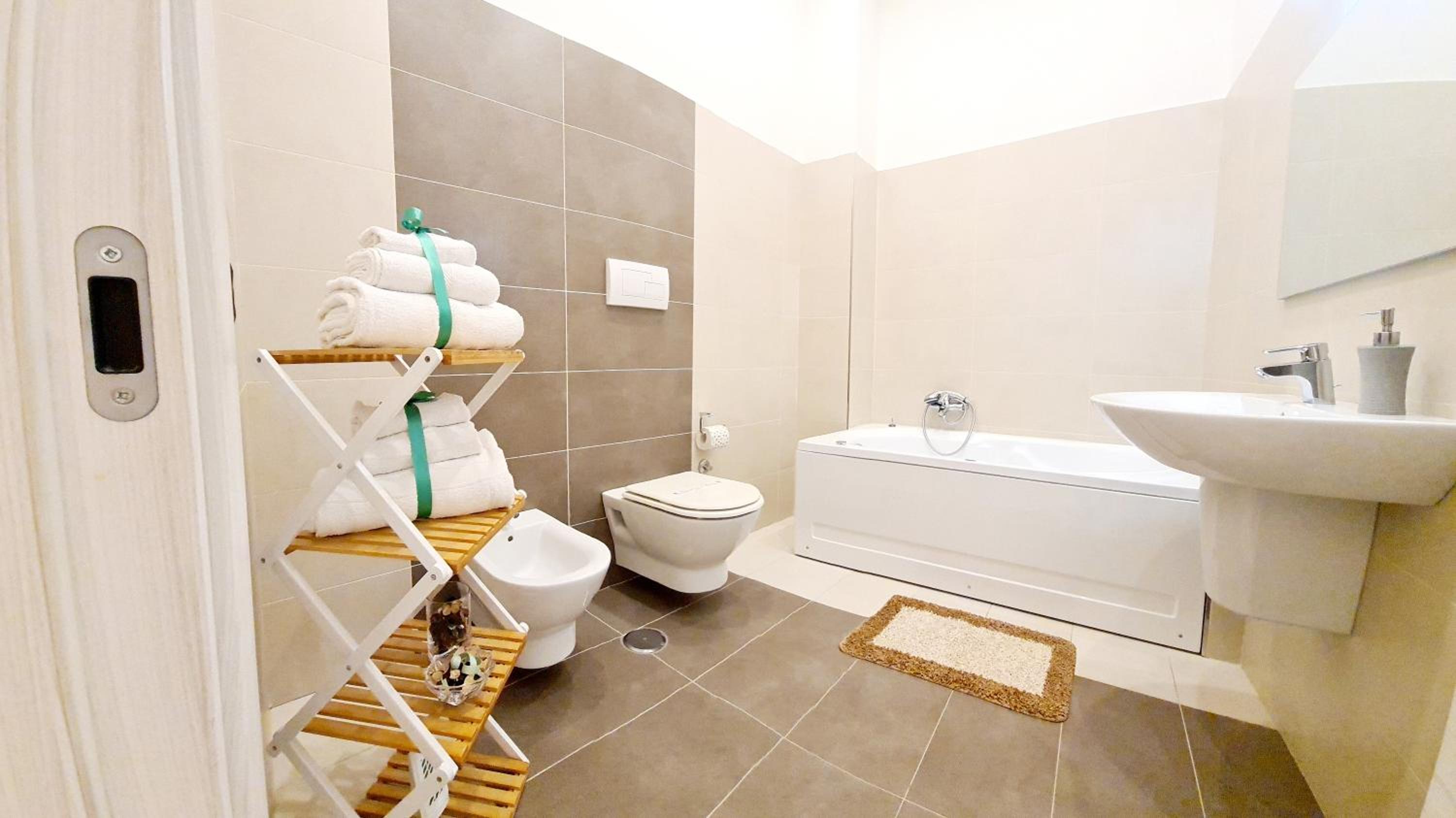 LA GIOIOSA NAPLES INN
