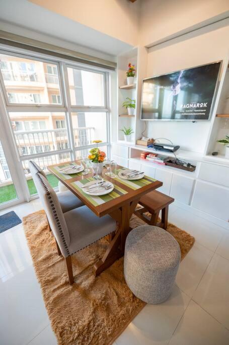 A2J Luxury 1BR Balcony Venice Suite Near Malls view 4