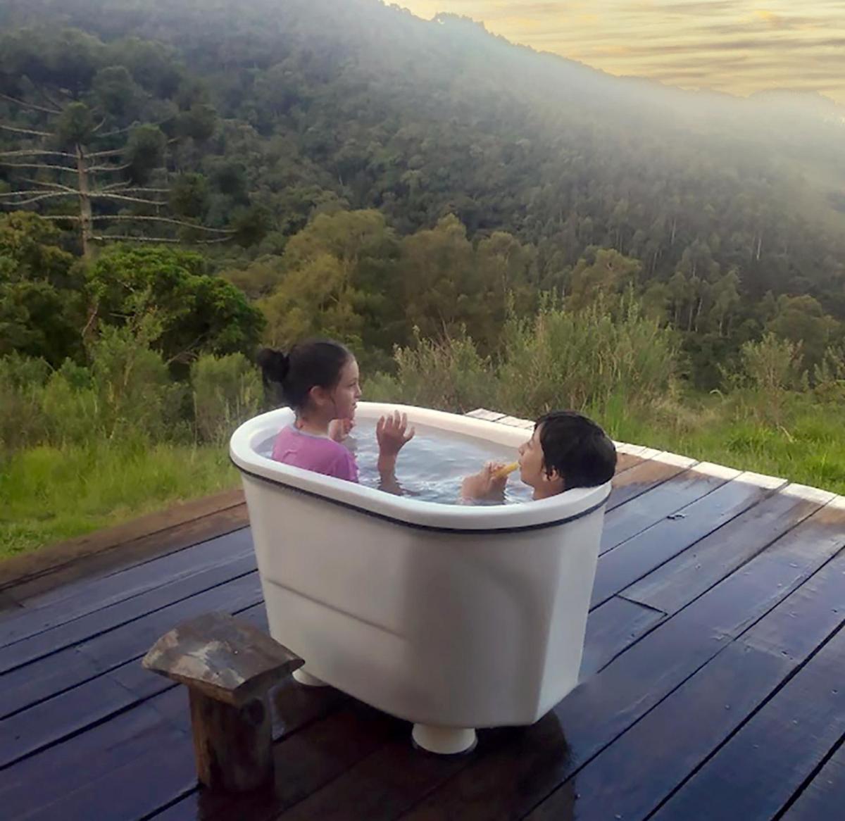 Casa ecológica na montanha com vista para o vale