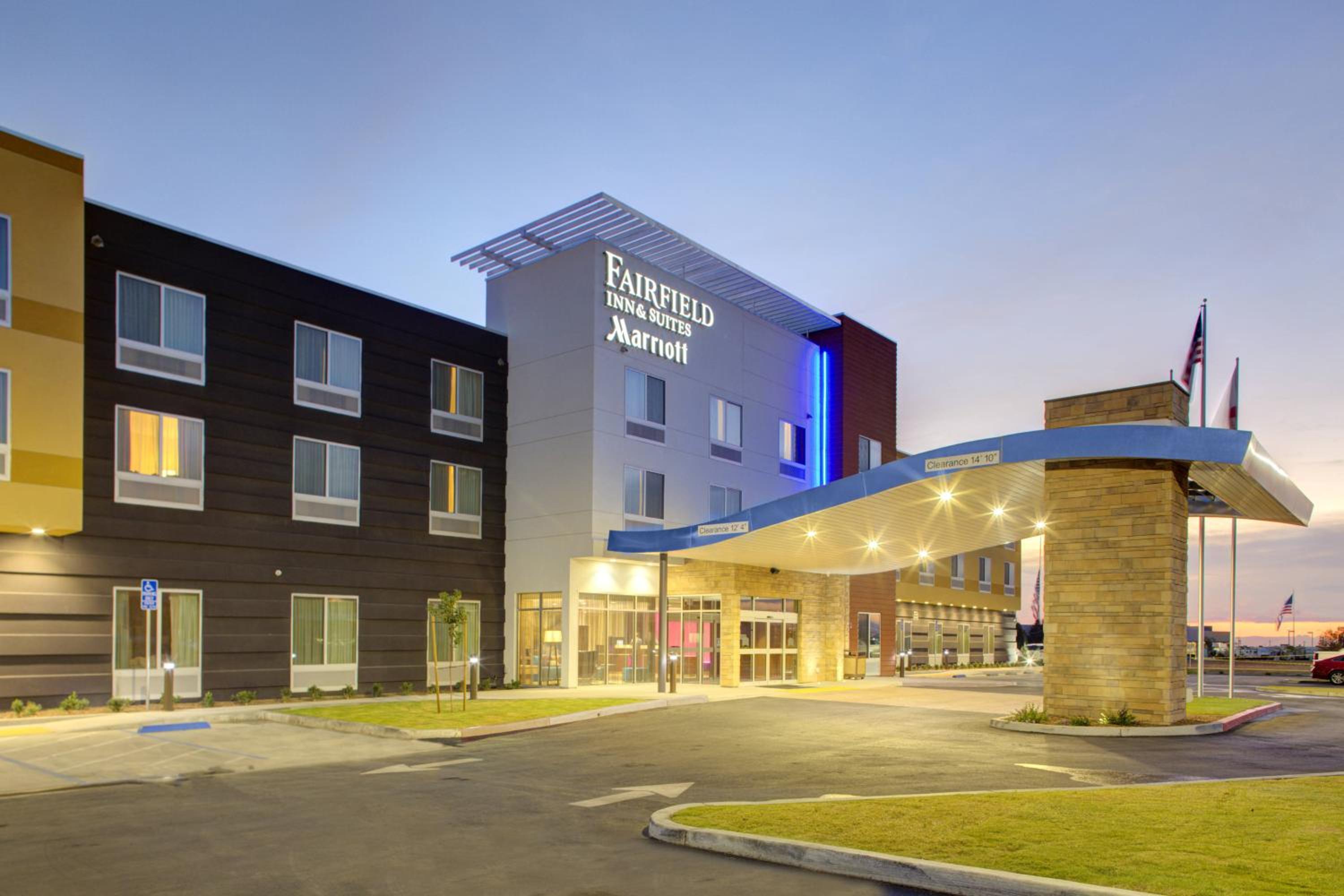 Hotel Fairfield Inn & Suites by Marriott Bakersfield North/Airport - Image 1