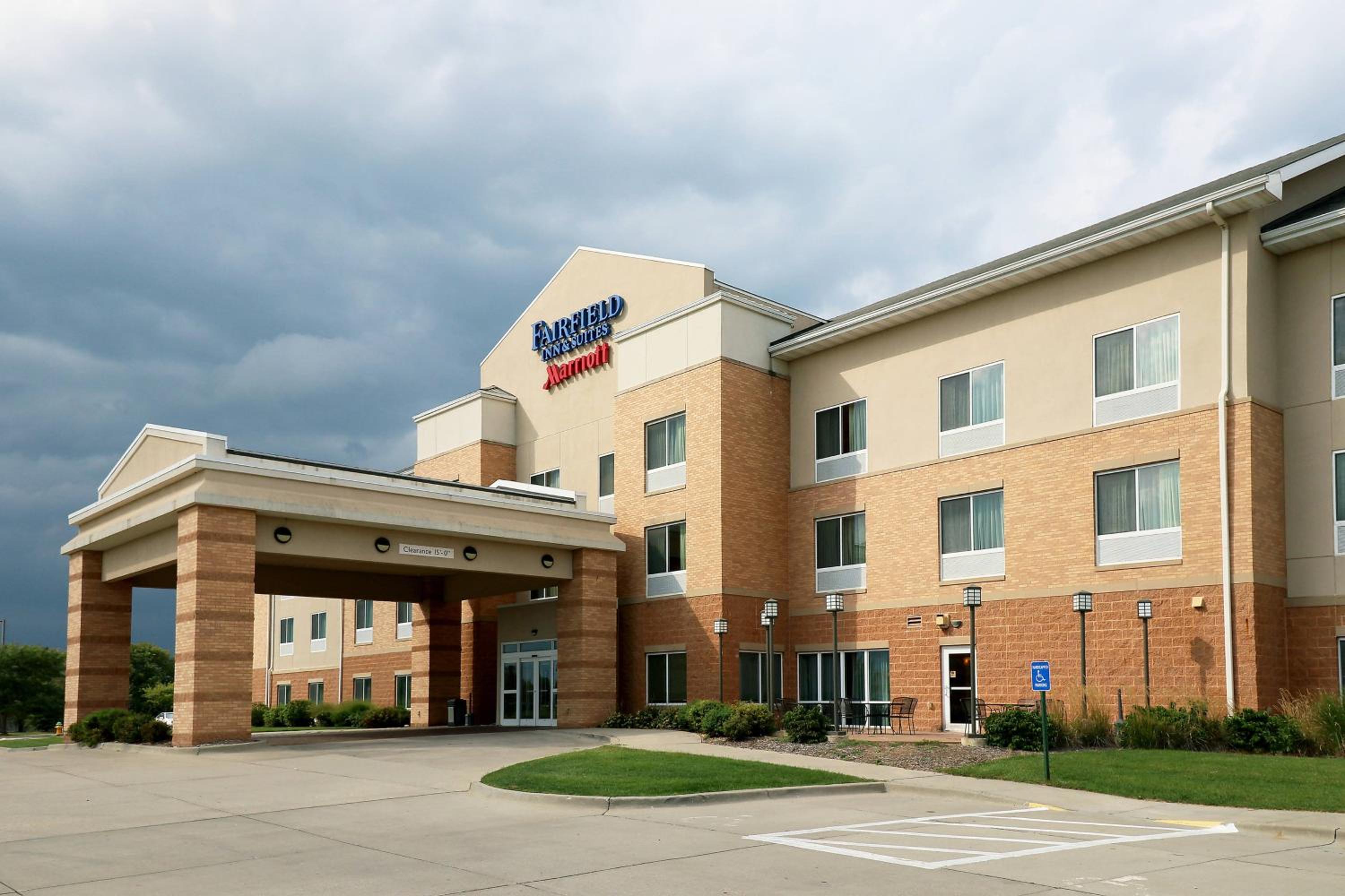 Hotel Fairfield Inn & Suites Des Moines Airport - Image 1