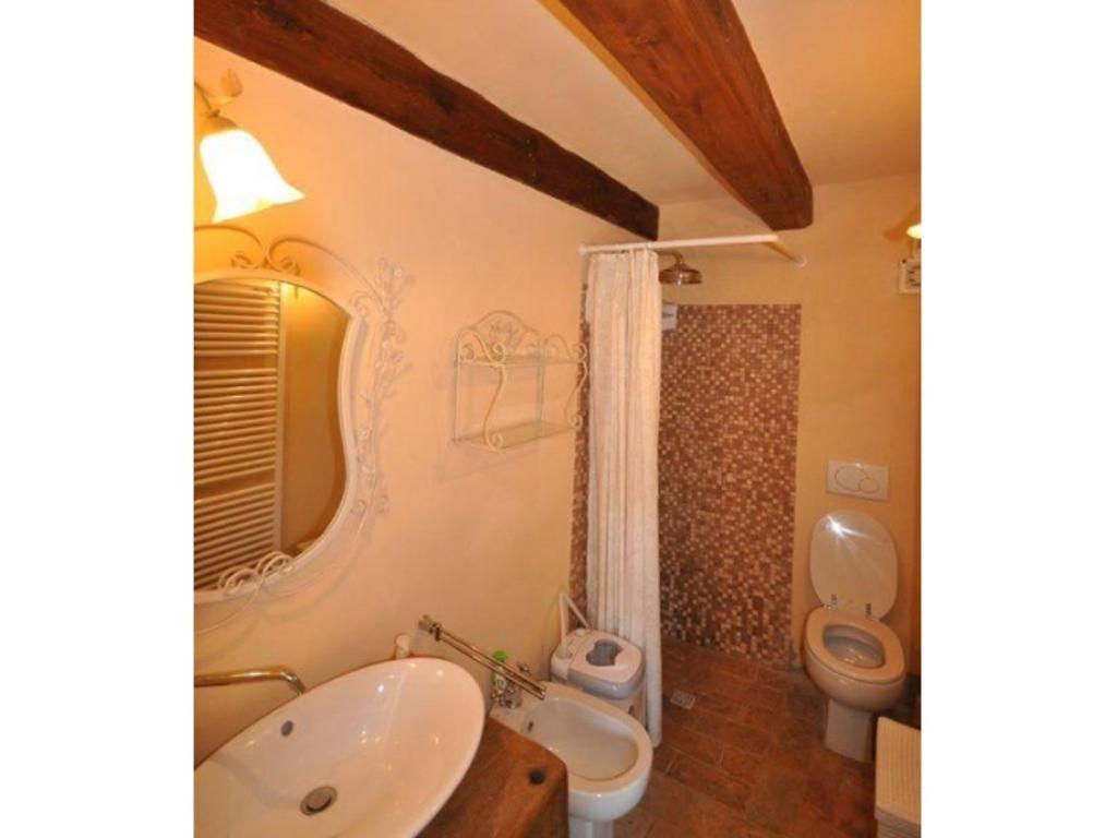 Tinaia en Anghiari — bathroom