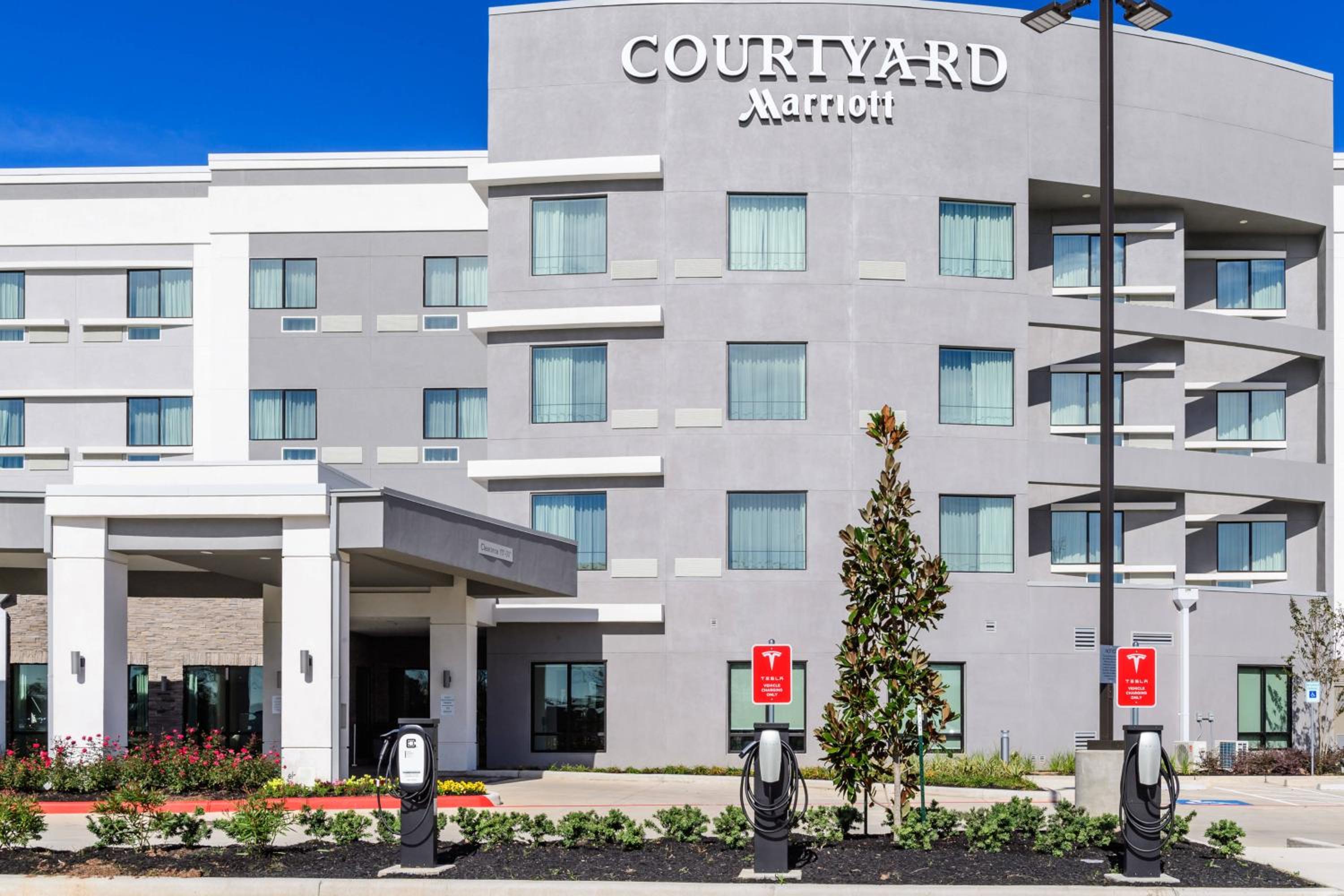Courtyard by Marriott Lake Jackson - Property Image 2