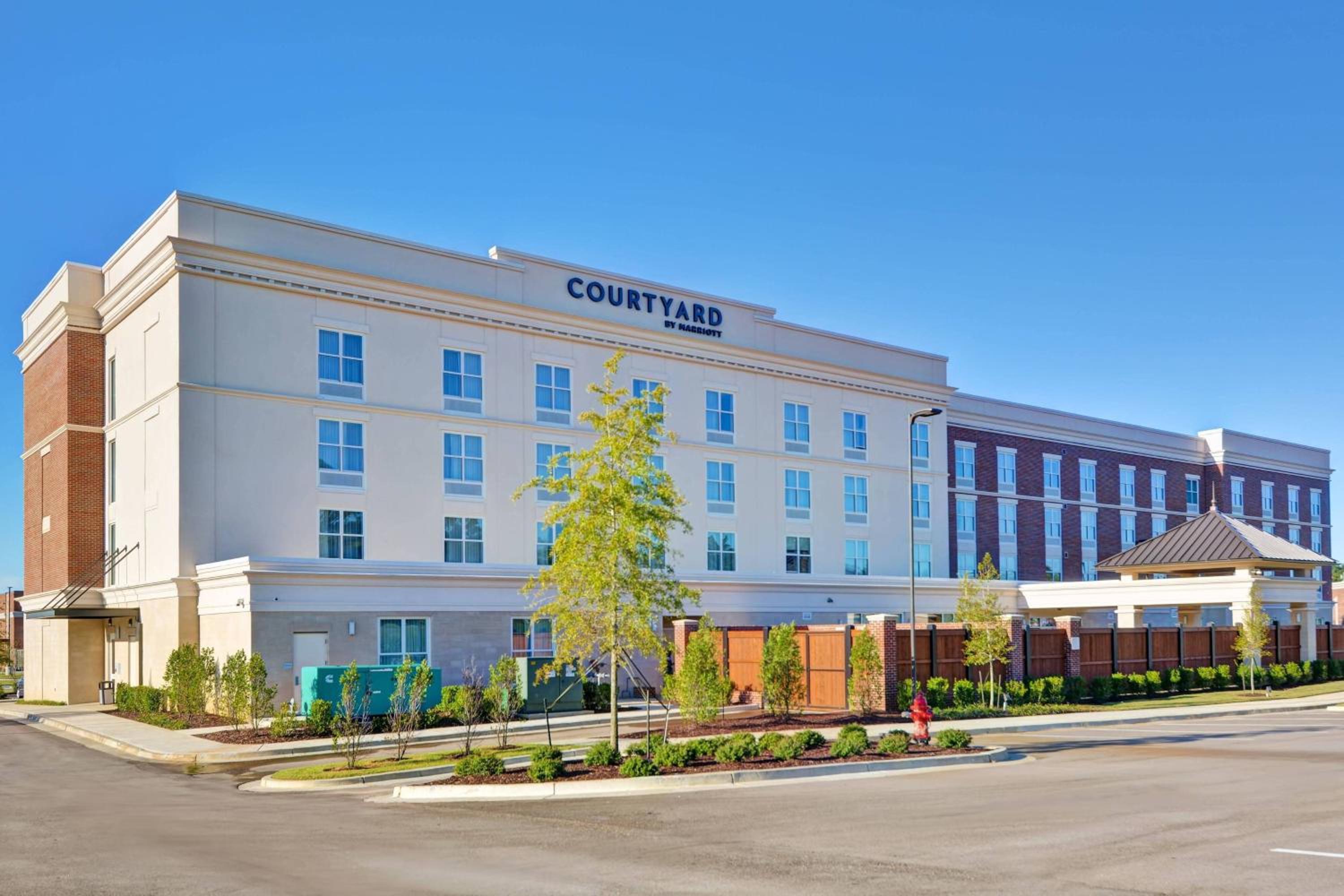 Hotel Courtyard by Marriott Jackson Madison - Image 1