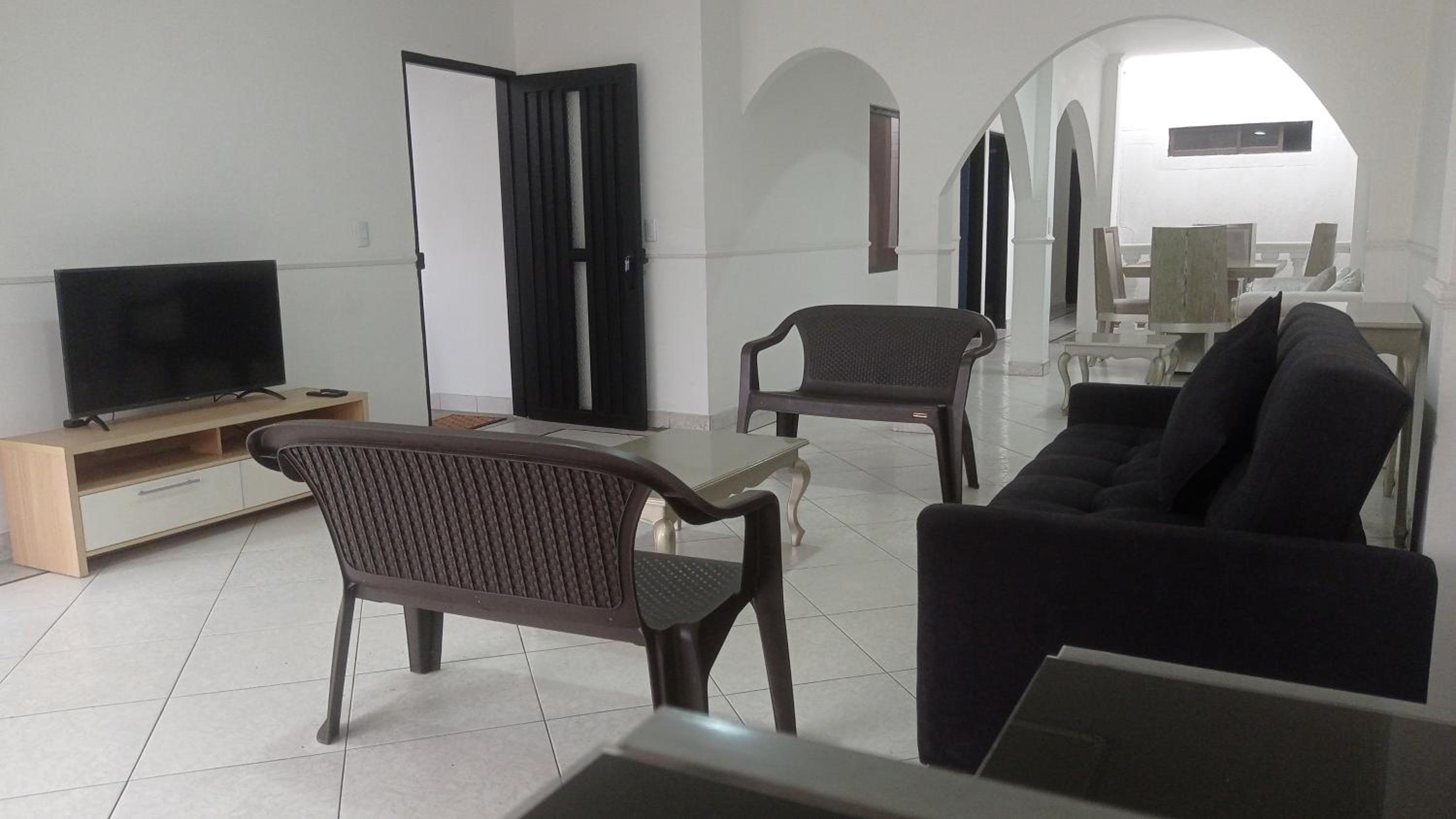 Descubre Cali desde este acogedor apartamento ubicación central y privacidad garantizada