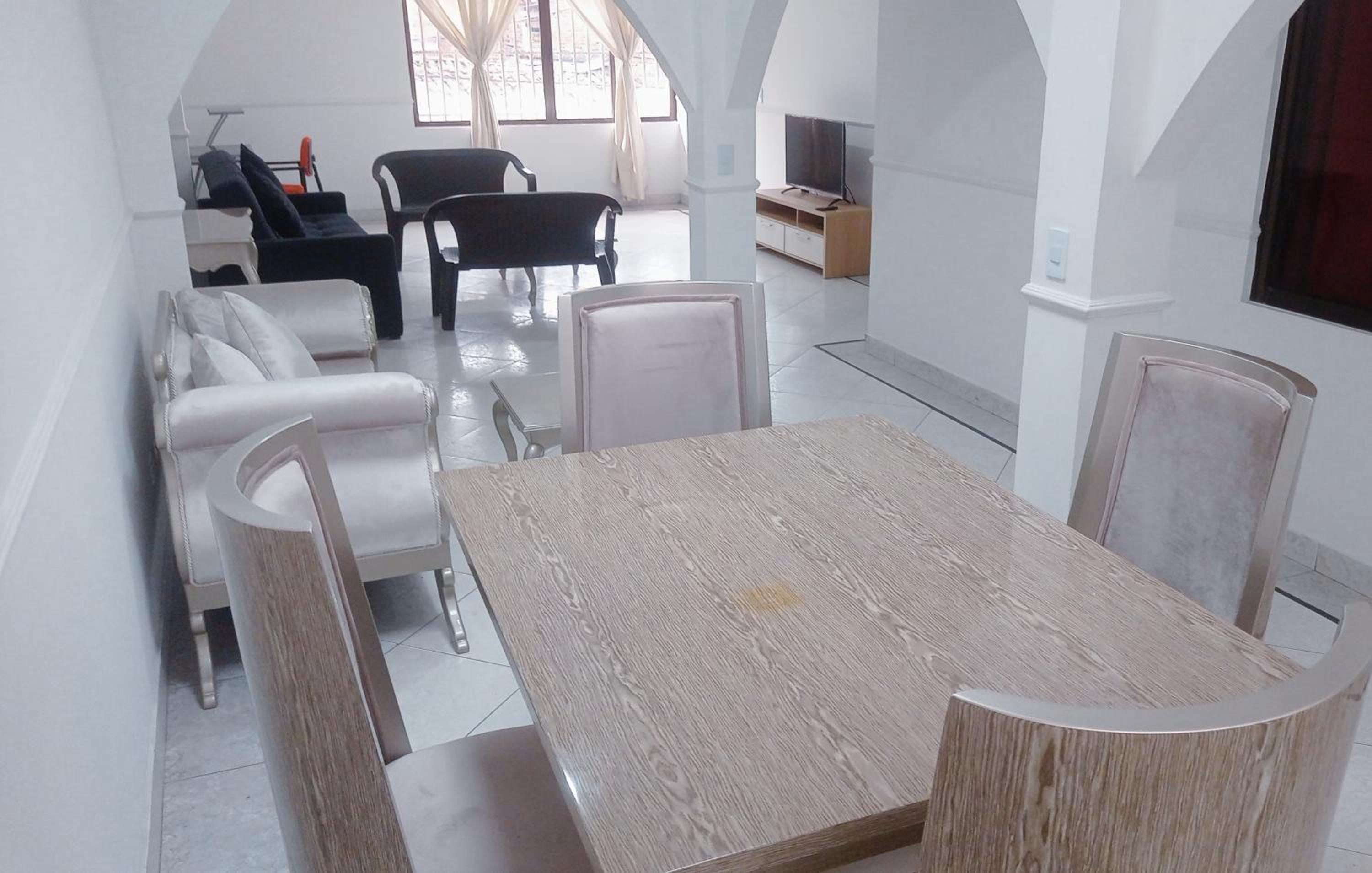 Descubre Cali desde este acogedor apartamento ubicación central y privacidad garantizada