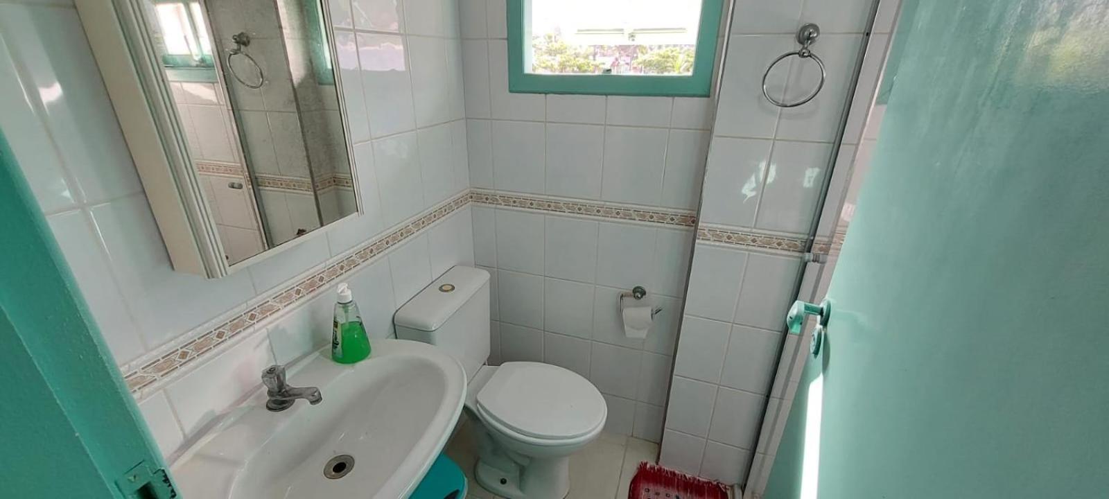 Sobrado com piscina em condomíno fechado a 150 M da praia