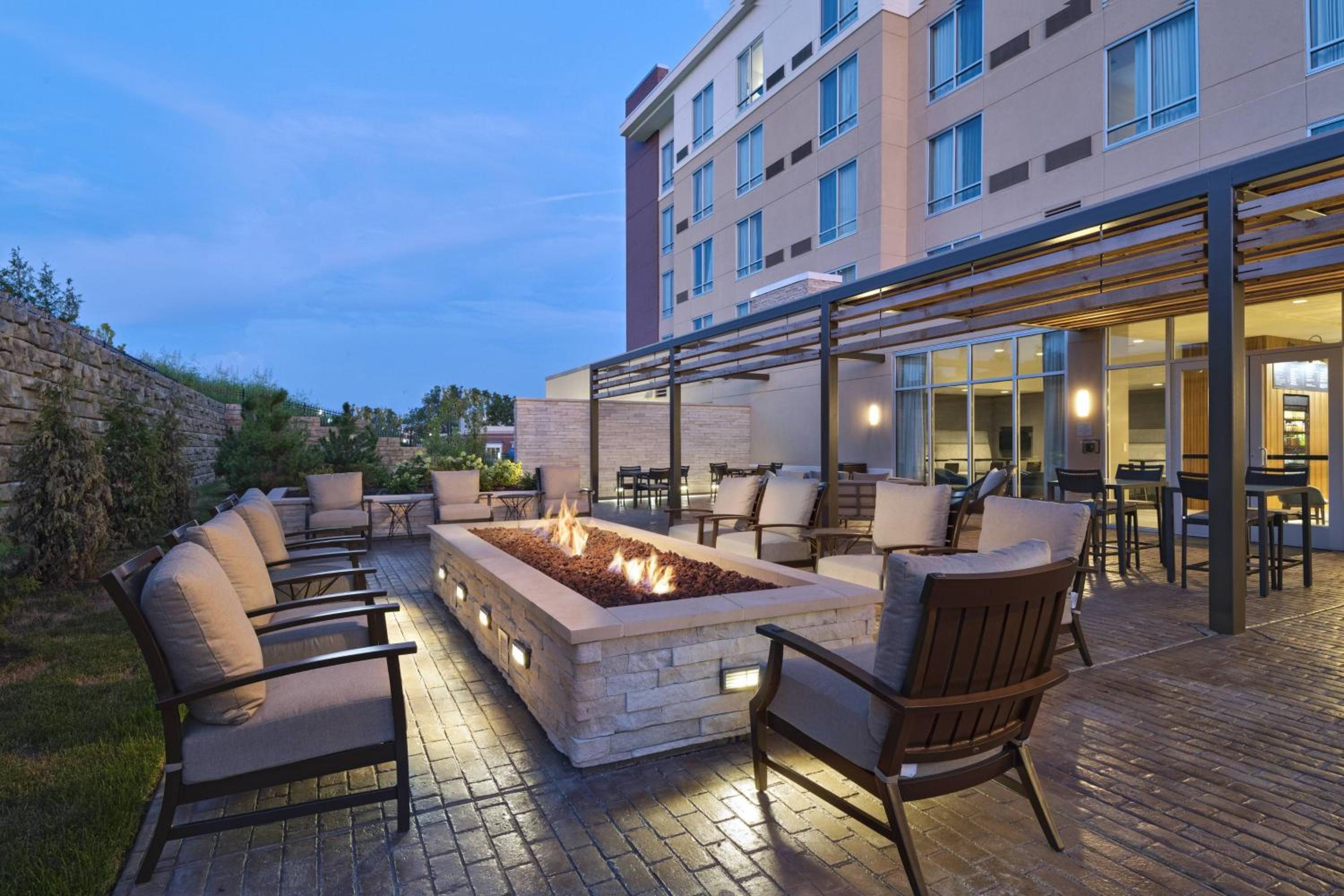 St Louis Vacations - Courtyard St. Louis Brentwood - Property Image 1