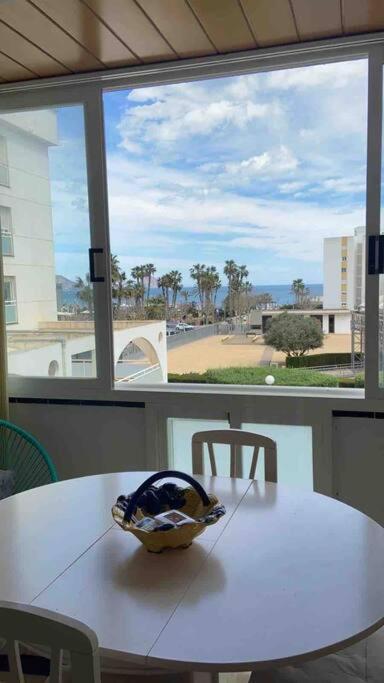Lovely 2 bedroom apartment 2nd line to beach view 4