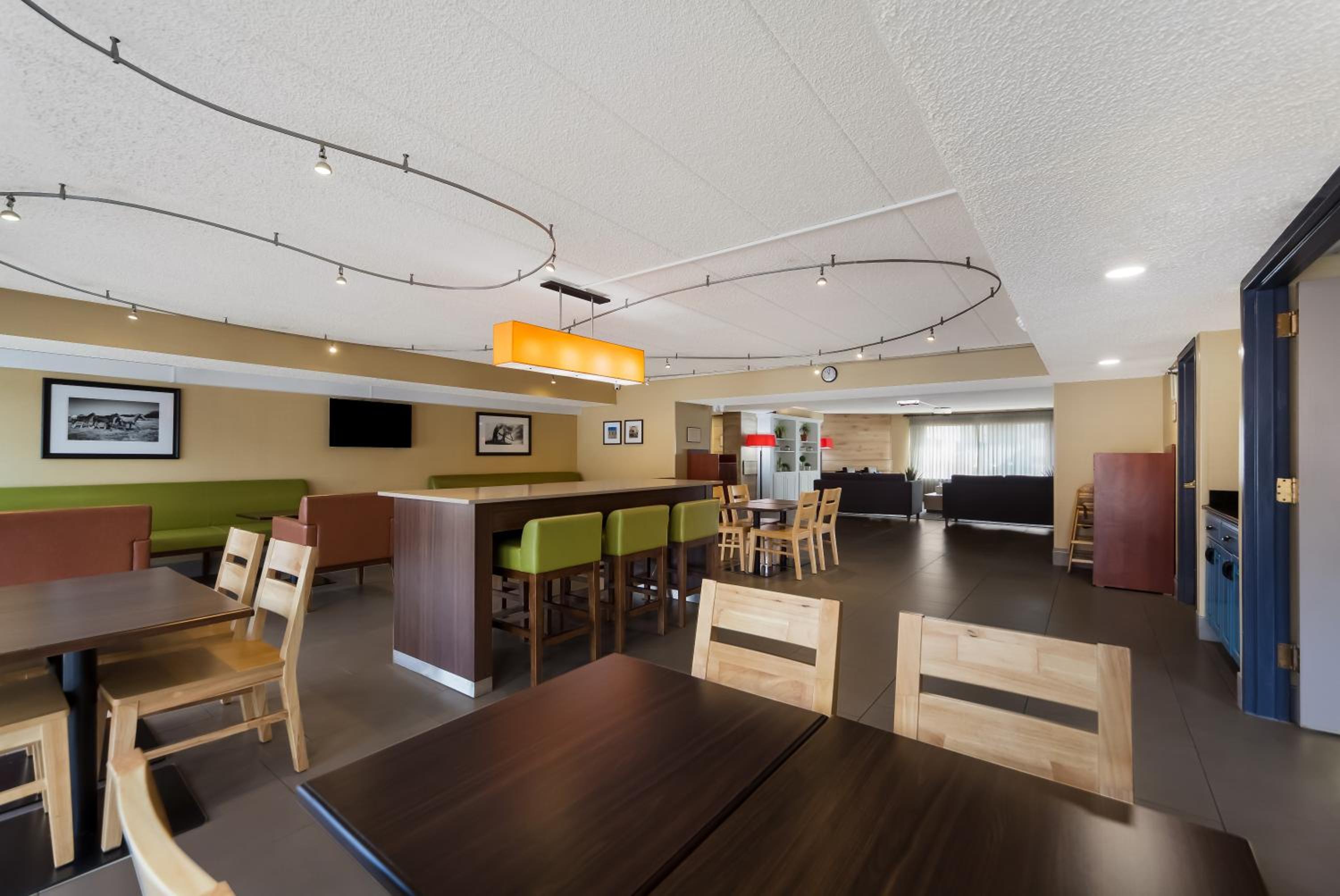 Lincoln Vacations - Country Inn  Suites by Radisson, Lincoln Airport, NE - Property Image 7