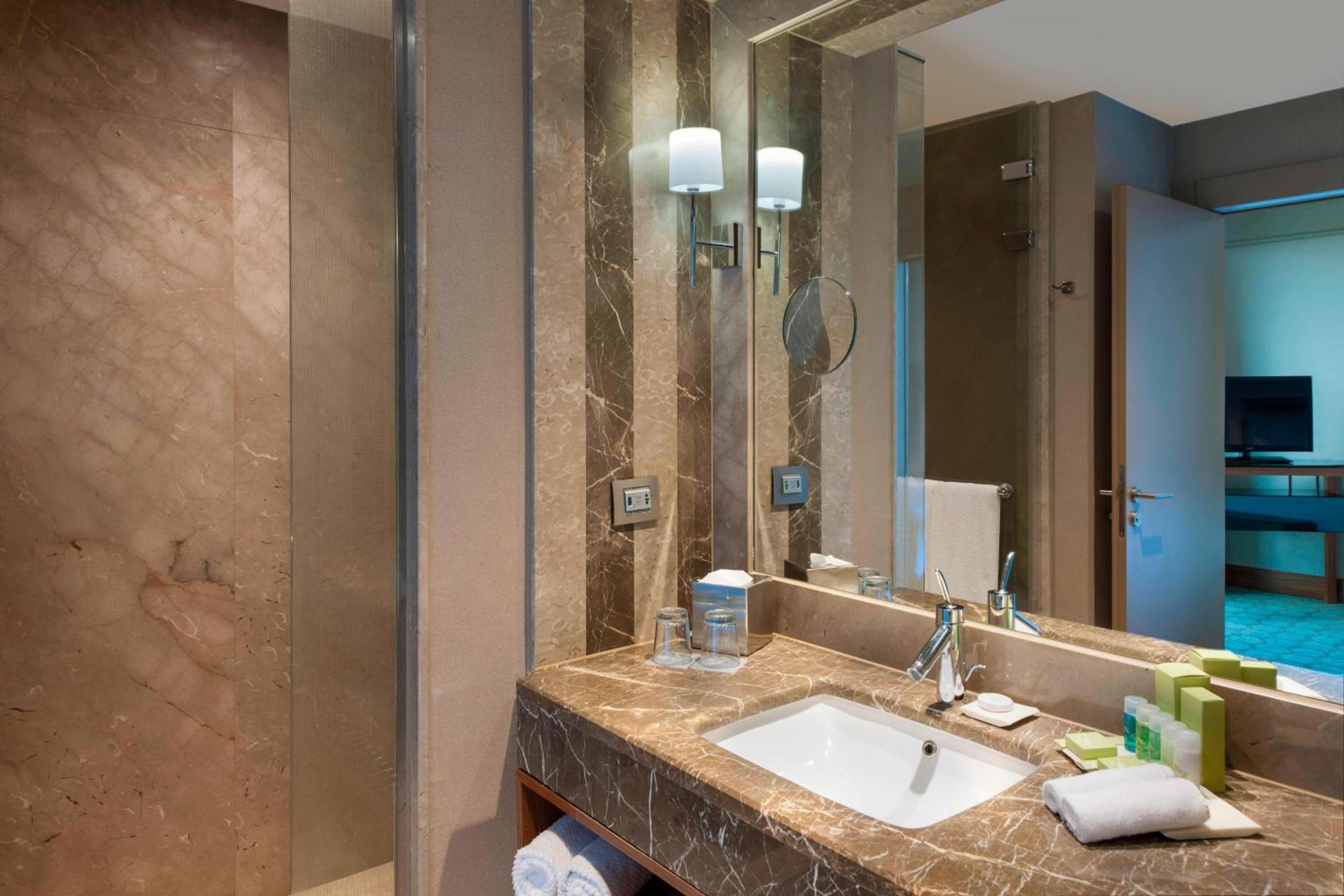 Renaissance İstanbul Polat Bosphorus Otel - Image 33