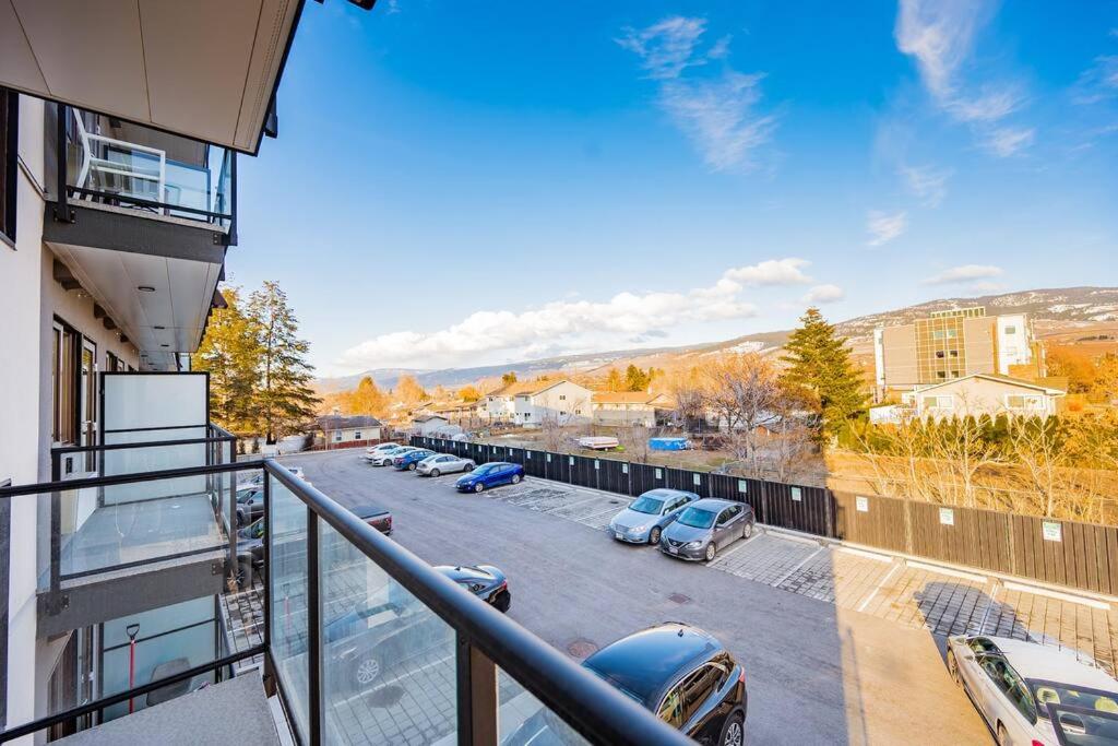 Kelowna Studio Near Restaurants and Grocery