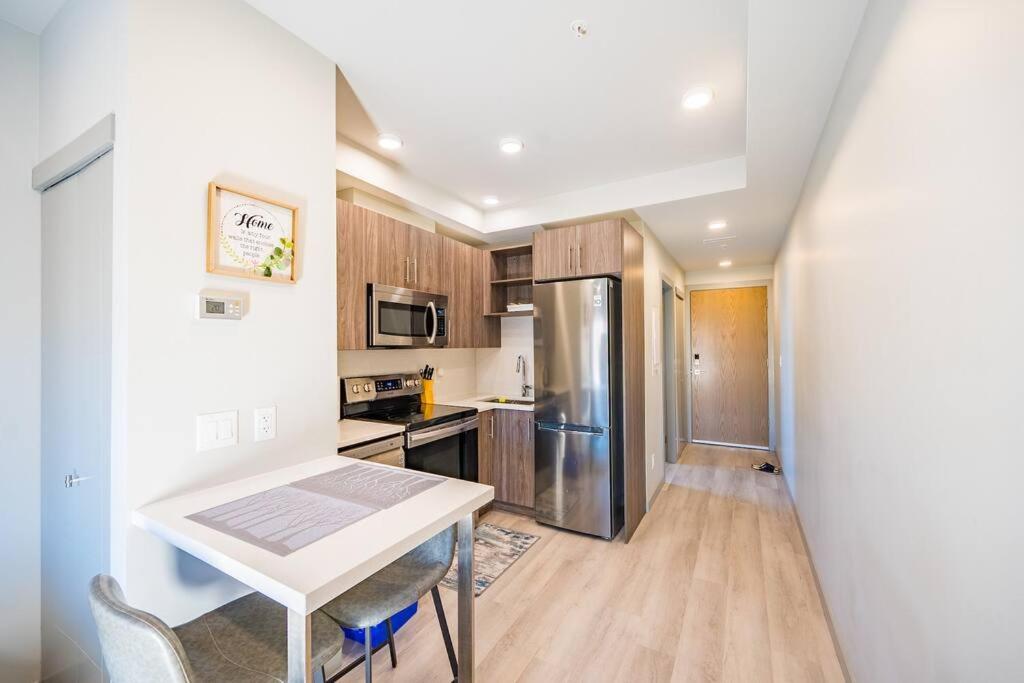 Kelowna Studio Near Restaurants and Grocery