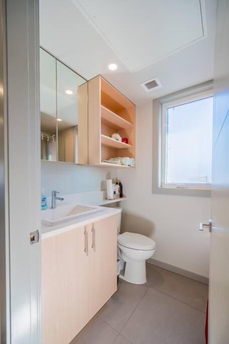 Kelowna Studio Near Restaurants and Grocery