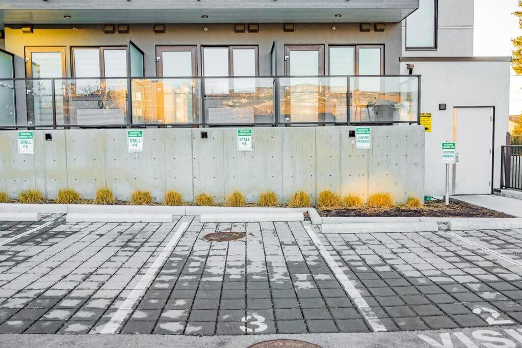 Kelowna Studio Near Restaurants and Grocery