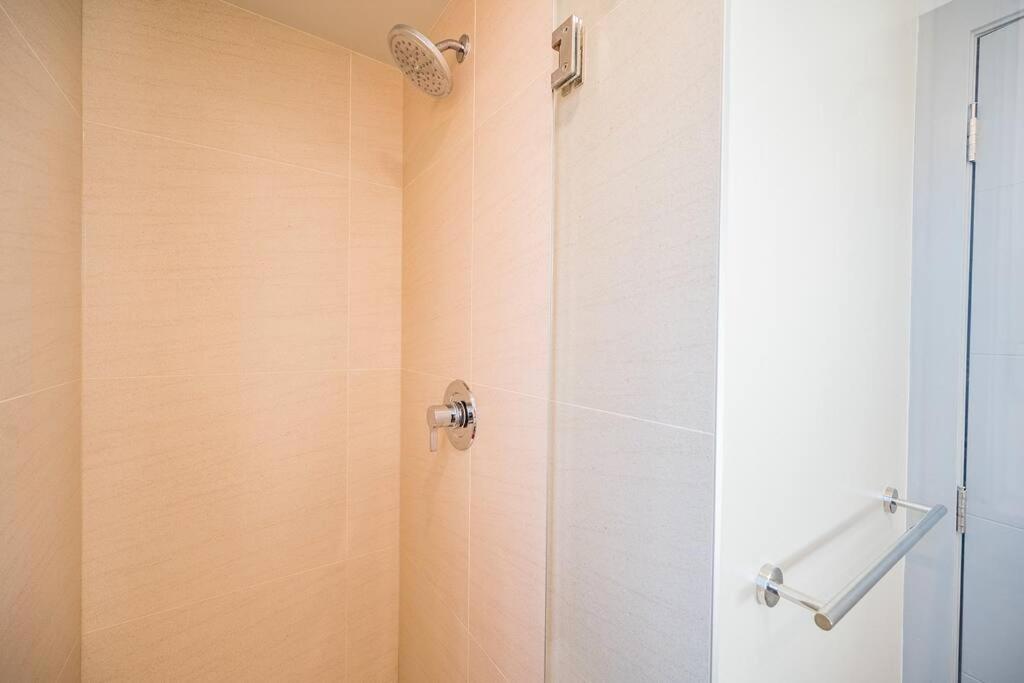 Kelowna Studio Near Restaurants and Grocery