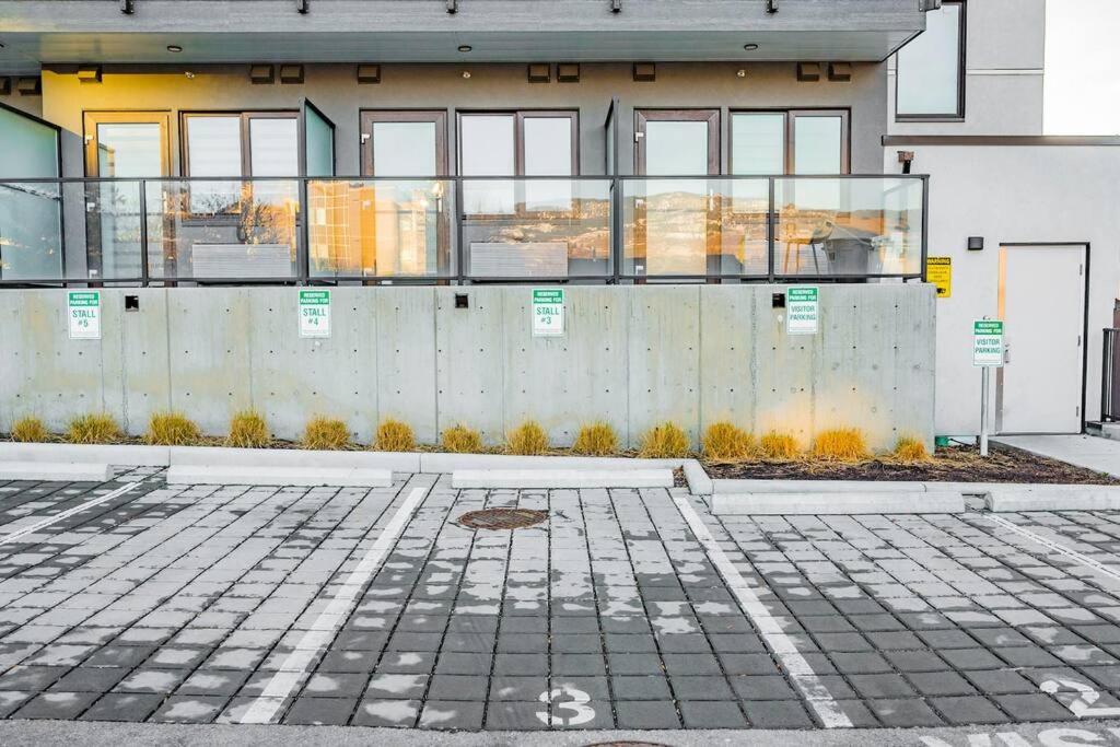 Kelowna Studio Near Restaurants and Grocery